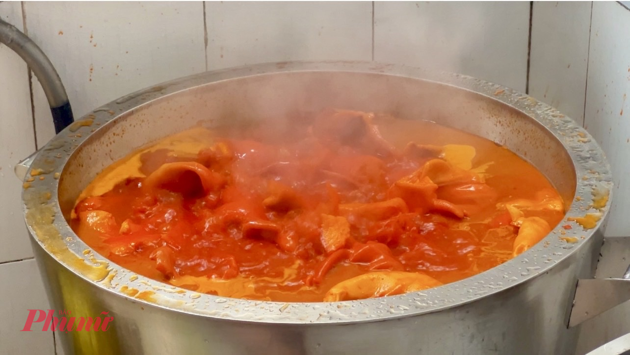 Hoạt động 24/7, b&aacute;nh m&igrave; Bảy Kẹo phục vụ thực kh&aacute;ch mọi thời điểm trong ng&agrave;y. Trước đ&acirc;y, hệ thống n&agrave;y ti&ecirc;u thụ trung b&igrave;nh khoảng 2.000 ổ mỗi ng&agrave;y, với mức gi&aacute; hiện nay từ 35.000 đồng/ổ.