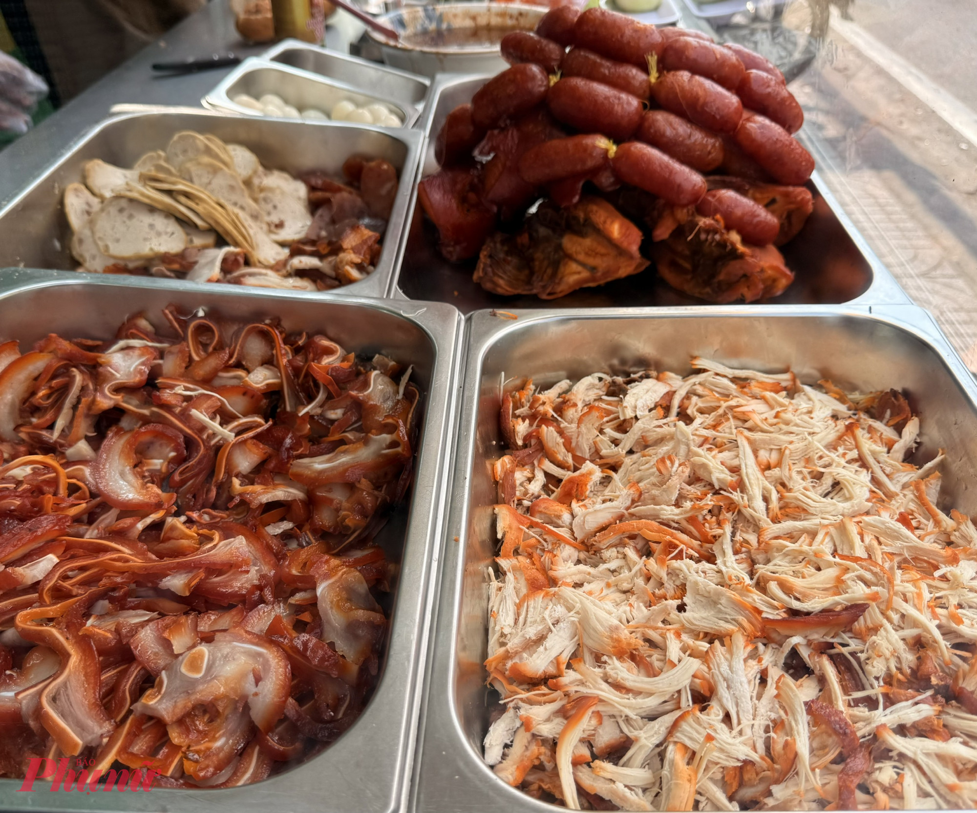 B&ecirc;n cạnh c&aacute;c loại b&aacute;nh m&igrave; truyền thống như b&aacute;nh m&igrave; thịt, x&aacute; x&iacute;u hay g&agrave; x&eacute;, m&oacute;n ph&aacute; lấu đậm đ&agrave; cũng l&agrave; lựa chọn được nhiều thực kh&aacute;ch ưa chuộng. Ngo&agrave;i ra, qu&aacute;n c&ograve;n phục vụ th&ecirc;m x&ocirc;i v&agrave; ch&egrave;, đ&aacute;p ứng đa dạng nhu cầu ăn uống.