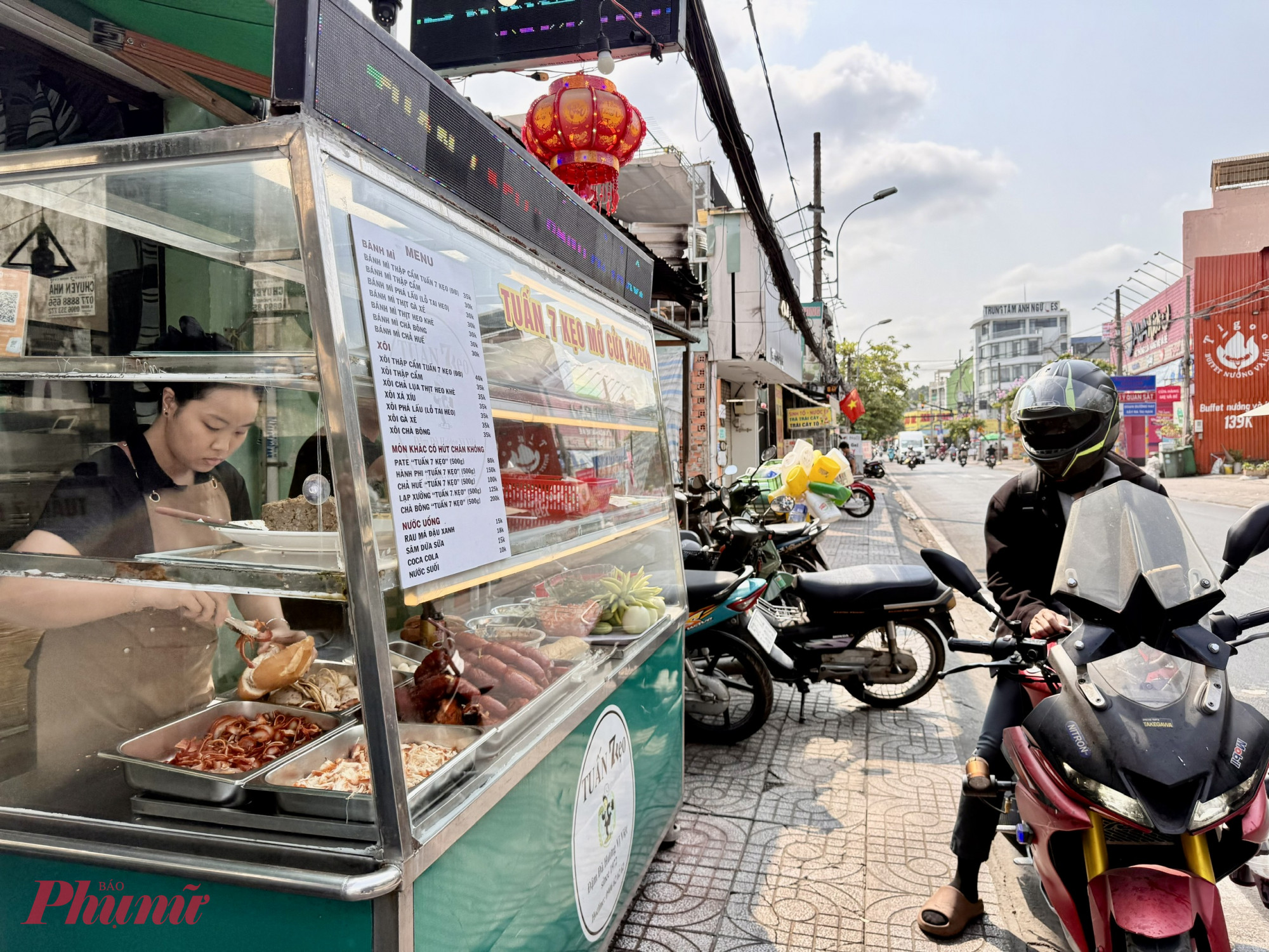 Từ m&ocirc; h&igrave;nh b&aacute;n rong vỉa h&egrave;, qua ba thế hệ kế thừa v&agrave; ph&aacute;t triển, đến nay b&aacute;nh m&igrave; Bảy Kẹo đ&atilde; mở rộng th&agrave;nh hệ thống nhiều cửa h&agrave;ng tại khu vực Thủ Đức cũ, trong đ&oacute; nổi bật l&agrave; cơ sở tr&ecirc;n đường Ho&agrave;ng Diệu 2 (phường Linh Xu&acirc;n).