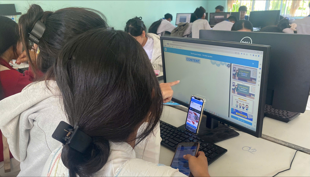 Học sinh THPT Nguyễn Khuyến, TP Cần Thơ trải nghiệm trạm video ở Tuần lễ Đọc s&aacute;ch 2026 - Ảnh: DLib K12