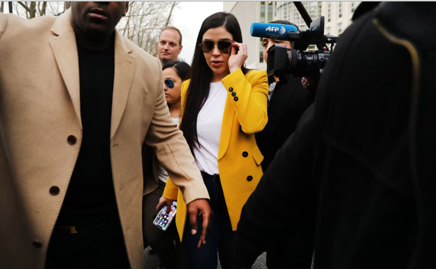 Emma Coronel Aispuro rời t&ograve;a &aacute;n ở New York v&agrave;o năm 2019 trong phi&ecirc;n t&ograve;a x&eacute;t xử chồng c&ocirc;, Joaquin 'El Chapo' Guzman, người l&atilde;nh đạo Sinaloa Cartel. Hai năm sau, c&ocirc; bị kết &aacute;n ba năm t&ugrave; giam v&agrave; bốn năm trả tự do c&oacute; gi&aacute;m s&aacute;t về tội rửa tiền v&agrave; bu&ocirc;n b&aacute;n ma t&uacute;y. H&igrave;nh ảnh Spencer Platt / Getty