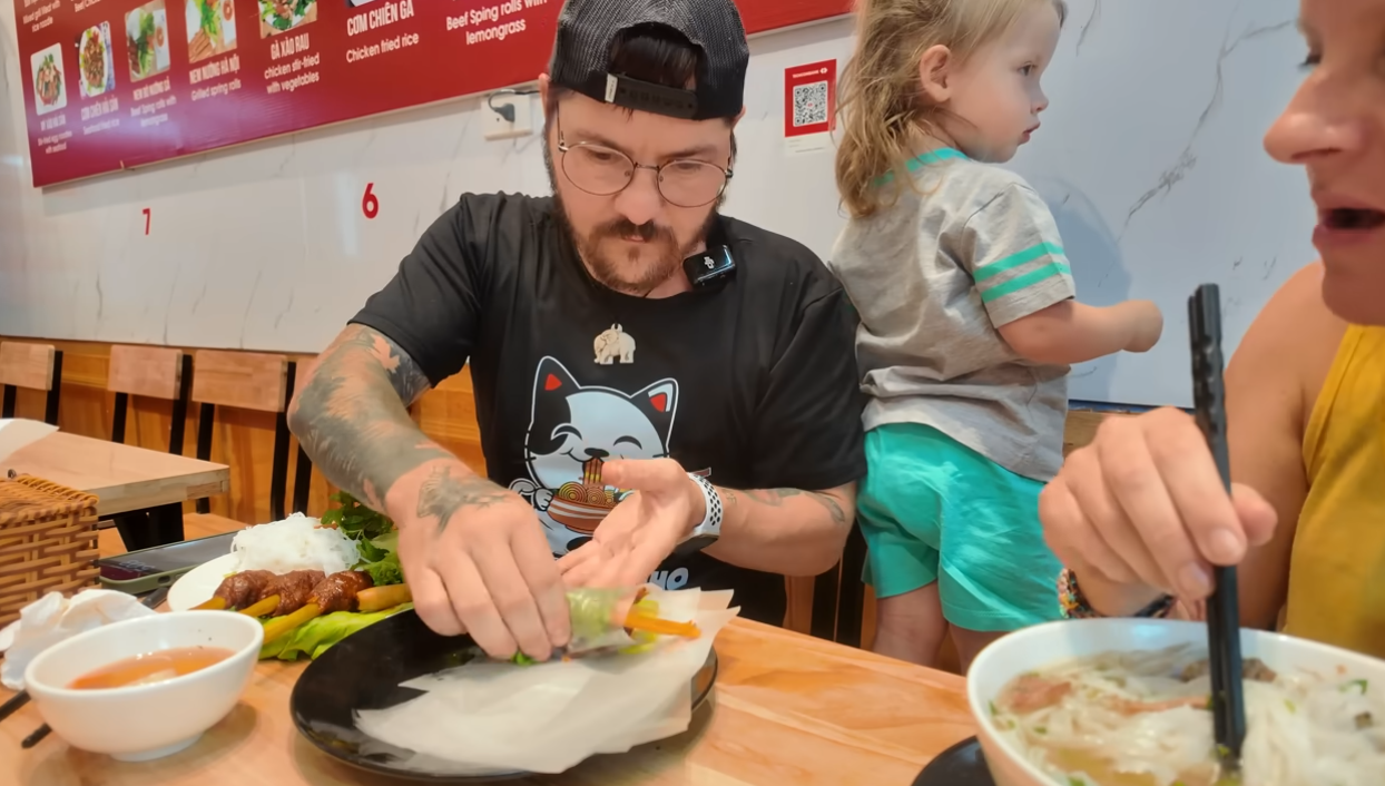 Gỏi cuốn, nem nướng... được ăn k&egrave;m với rau xanh được cặp đ&ocirc;i đ&aacute;nh gi&aacute; l&agrave; c&acirc;n bằng dinh dưỡng - Ảnh: cắt từ clip