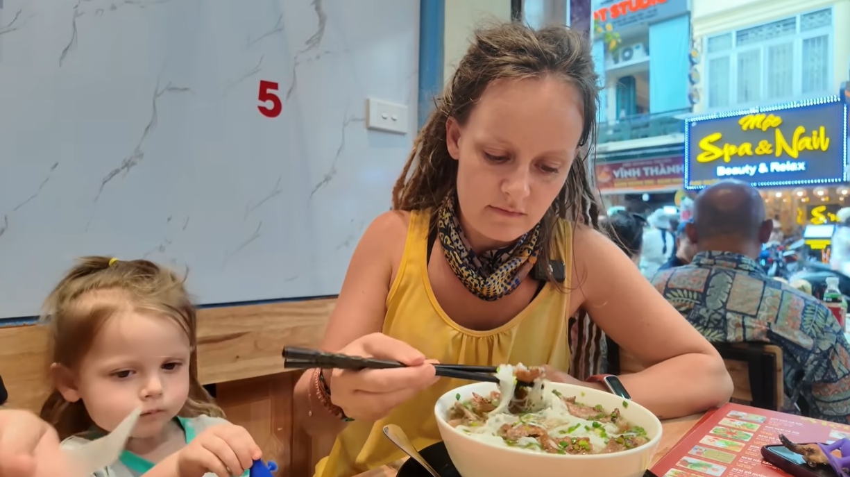 Phở l&agrave; m&oacute;n ăn được nhiều du kh&aacute;ch quốc tế y&ecirc;u th&iacute;ch - Ảnh: cắt từ m&agrave;n h&igrave;nh