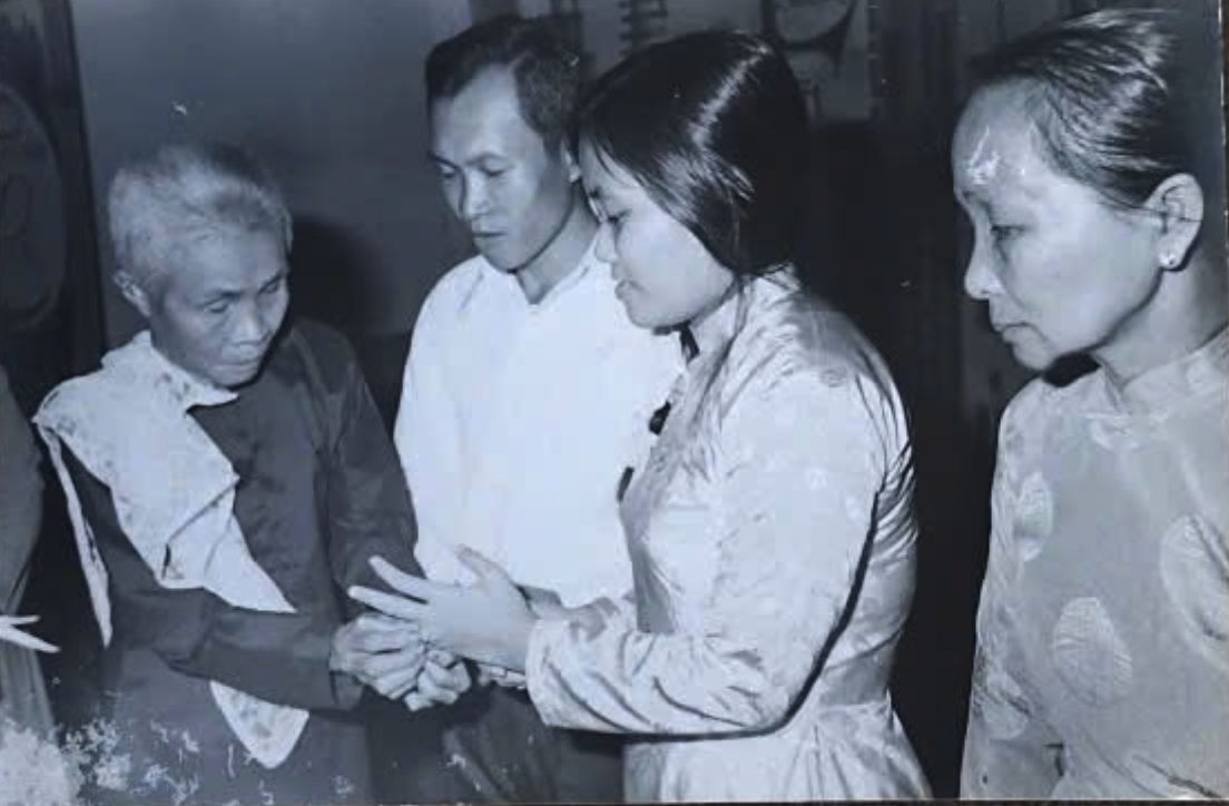 &Ocirc;ng Trương Thanh Danh, b&agrave; L&ecirc; T&uacute; Cẩm c&ugrave;ng nhận qu&agrave; cưới của gia đ&igrave;nh hai b&ecirc;n trong đ&aacute;m cưới tổ chức  ng&agrave;y 10/11/1975 (Ảnh do nh&acirc;n vật cung cấp
