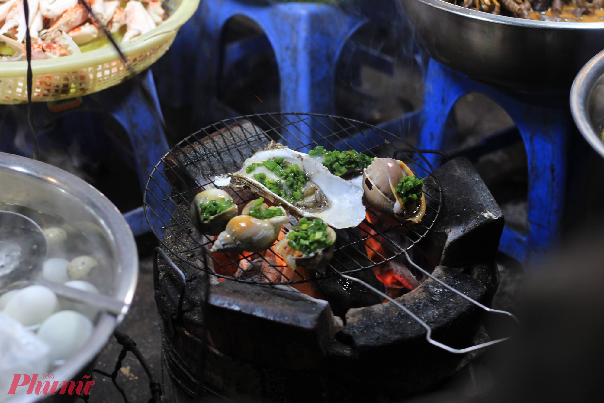 Người ta gh&eacute; đ&acirc;y để ăn dĩa bột chi&ecirc;n n&oacute;ng, t&ocirc; canh b&uacute;n, phần x&ocirc;i x&aacute; x&iacute;u, ly sữa đậu n&agrave;nh n&oacute;ng, đĩa ốc hay v&agrave;i xi&ecirc;n c&aacute; vi&ecirc;n trước khi về nh&agrave;. Quanh chợ c&ograve;n c&oacute; đủ ch&egrave;, sinh tố, b&aacute;nh flan, gỏi cuốn&hellip; như một khu qu&agrave; tối đ&uacute;ng nghĩa.