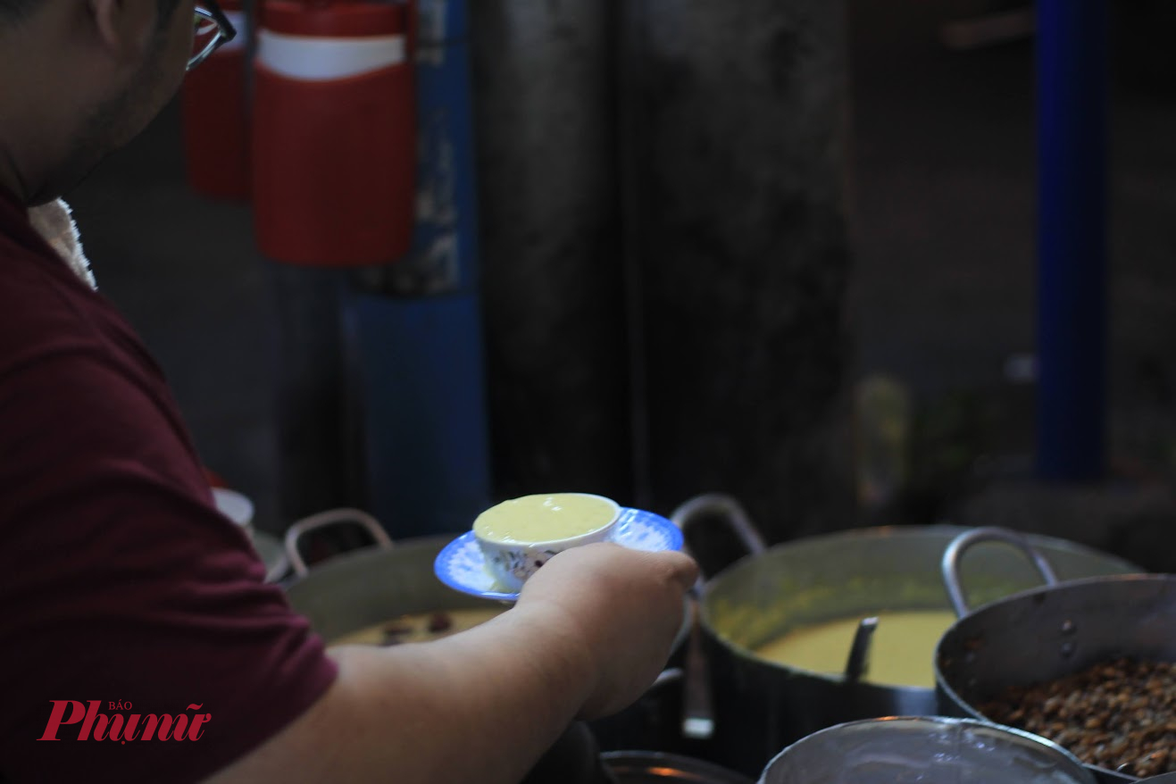 Kh&ocirc;ng chỉ m&oacute;n mặn mới được nhớ đến trong ng&agrave;y mưa, nhiều người S&agrave;i G&ograve;n c&ograve;n c&oacute; th&oacute;i quen t&igrave;m một ch&eacute;n ch&egrave; n&oacute;ng để l&agrave;m dịu chiếc bụng v&agrave; cả cảm gi&aacute;c l&agrave;nh lạnh sau cơn mưa.
