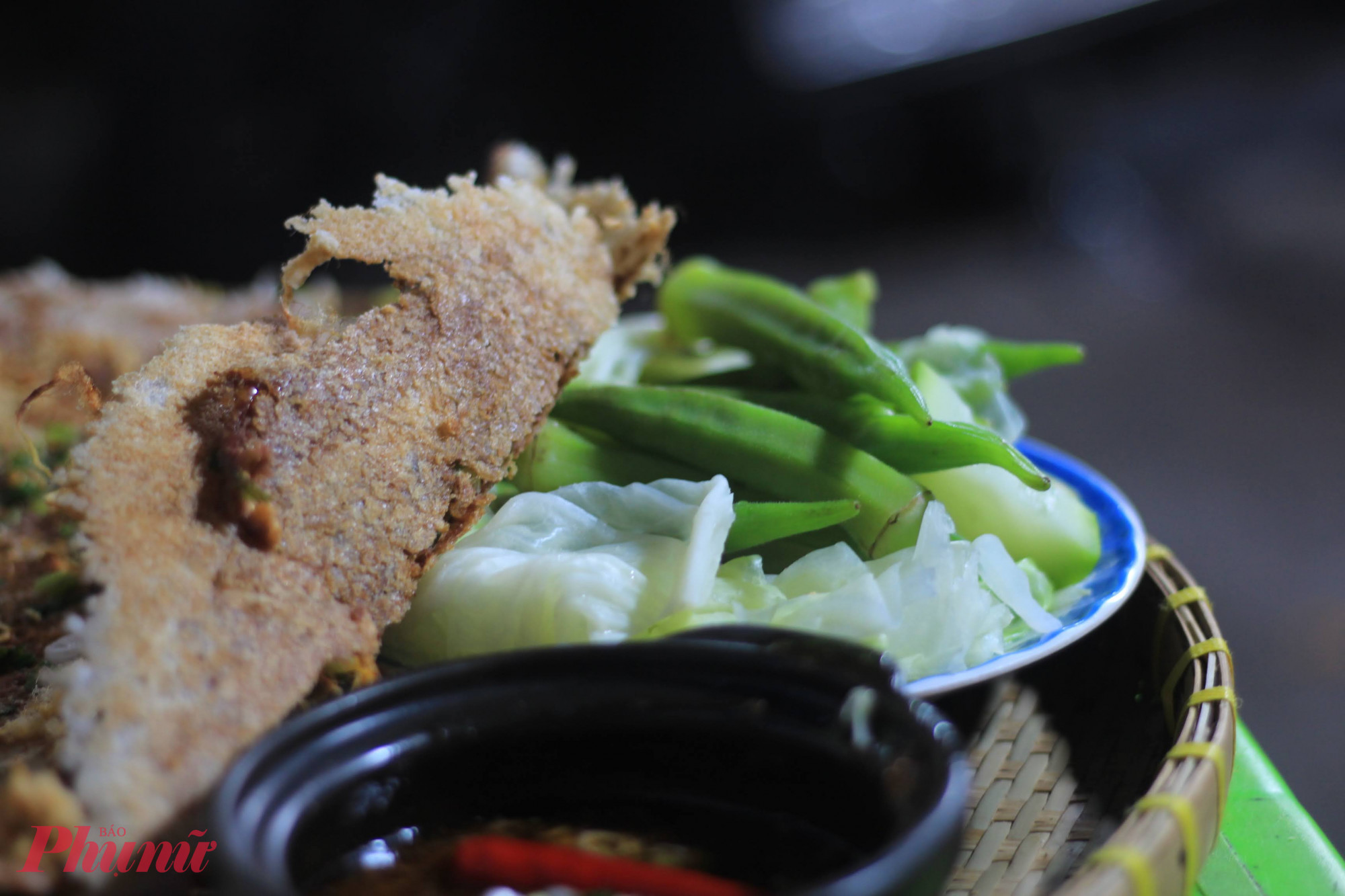 Ở T&acirc;n Ph&uacute;, qu&aacute;n Cơm ch&aacute;y kho quẹt G&ograve; Dầu tr&ecirc;n đường G&ograve; Dầu l&agrave; địa chỉ chiều mưa l&uacute;c n&agrave;o cũng đ&ocirc;ng kh&aacute;ch. Qu&aacute;n nổi tiếng với phần kho quẹt n&ecirc;m đậm vị miền T&acirc;y, ăn k&egrave;m rau luộc v&agrave; cơm ch&aacute;y n&oacute;ng mới ra l&ograve;, gi&aacute; khoảng 30.000-45.000 đồng/phần