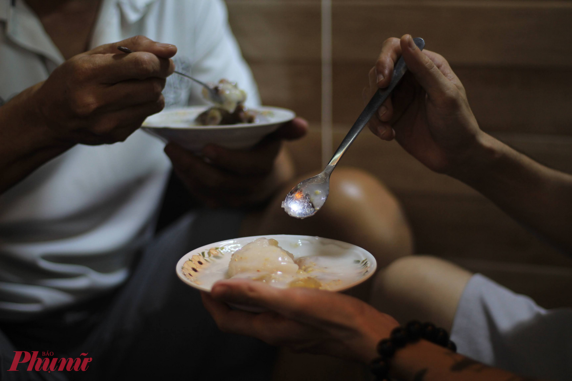 Cầm ch&eacute;n ch&egrave; ấm tr&ecirc;n tay, chậm r&atilde;i ăn từng muỗng giữa tiết trời x&aacute;m lạnh, cảm gi&aacute;c như buổi chiều cũng tr&ocirc;i chậm hơn. Đ&acirc;y l&agrave; m&oacute;n kh&ocirc;ng qu&aacute; no nhưng lại tạo sự thư thả, ngọt ng&agrave;o v&agrave; dễ khiến người ta thấy dễ chịu lạ thường sau một ng&agrave;y mưa phố thị.