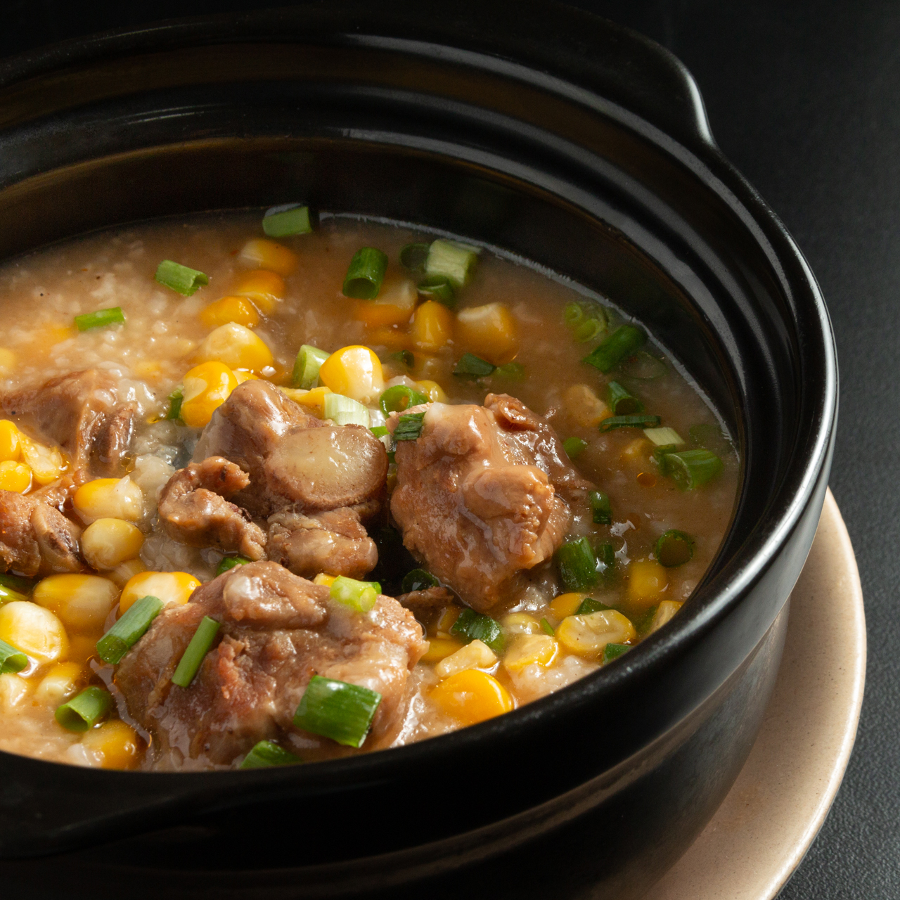 Ở S&agrave;i G&ograve;n, nhiều h&agrave;ng ch&aacute;o sườn chiều tối lu&ocirc;n đ&ocirc;ng kh&aacute;ch, từ những g&aacute;nh nhỏ ven đường đến qu&aacute;n quen trong hẻm. M&oacute;n ăn n&agrave;y kh&ocirc;ng qu&aacute; cầu kỳ nhưng lại c&oacute; kiểu ngon rất dễ khiến người ta lưu luyến: mềm, n&oacute;ng, thơm v&agrave; đủ nhẹ nh&agrave;ng cho một ng&agrave;y mưa muốn ăn thứ g&igrave; đ&oacute; vừa no vừa dễ chịu.