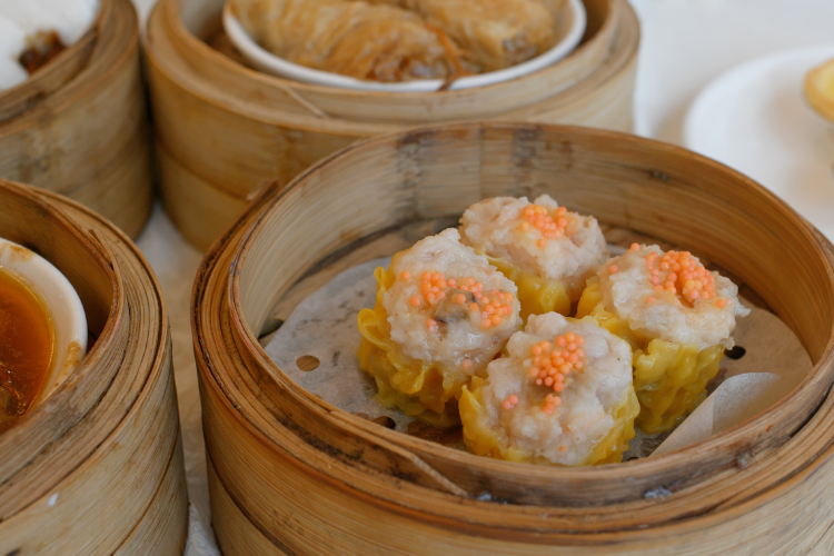H&aacute; cảo - x&iacute;u mại hấp Chợ Lớn: mở nắp xửng l&agrave; thơm nghi ng&uacute;t  Những ng&agrave;y mưa, khu Chợ Lớn lu&ocirc;n c&oacute; một kiểu hấp dẫn rất ri&ecirc;ng đến từ những xửng h&aacute; cảo, x&iacute;u mại bốc kh&oacute;i nghi ng&uacute;t b&ecirc;n lề đường. Chỉ cần đứng gần l&agrave; đ&atilde; nghe m&ugrave;i bột hấp n&oacute;ng quyện c&ugrave;ng nh&acirc;n t&ocirc;m thịt thơm lừng.