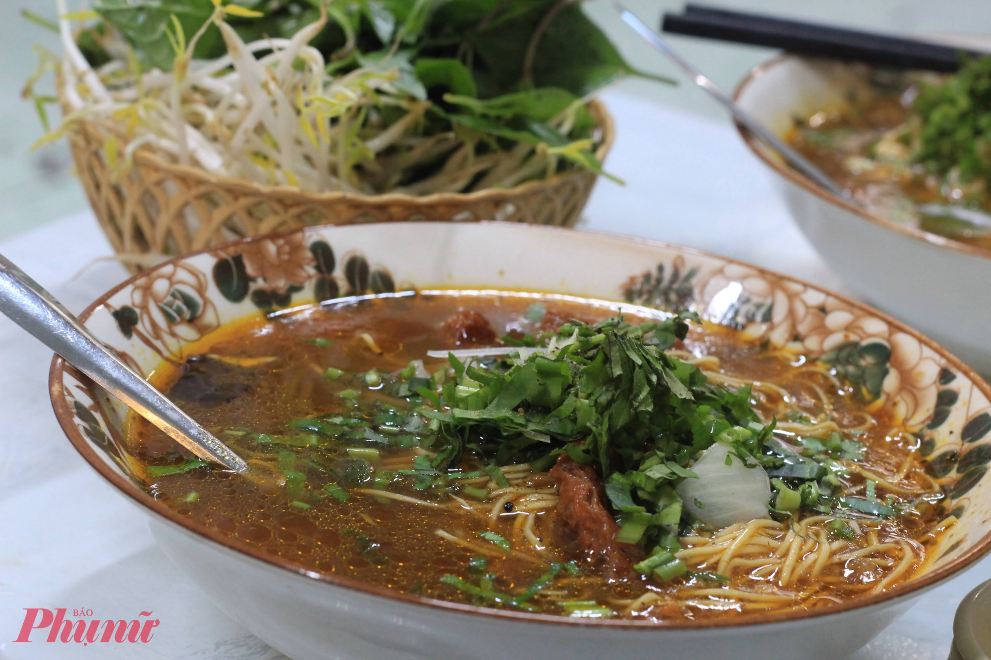 Những buổi chiều mưa se lạnh, một t&ocirc; m&igrave; hoặc hủ tiếu b&ograve; kho nghi ng&uacute;t kh&oacute;i lu&ocirc;n đủ sức k&eacute;o người ta gh&eacute; lại. Phần nước d&ugrave;ng đỏ au, thơm m&ugrave;i quế hồi v&agrave; sả, s&aacute;nh nhẹ nhưng kh&ocirc;ng ngấy. Những miếng b&ograve; hầm mềm, g&acirc;n dai vừa tới, c&agrave; rốt ngọt b&ugrave;i, ăn c&ugrave;ng sợi m&igrave; trứng v&agrave;ng &oacute;ng hoặc hủ tiếu dai mềm đều hợp. Chỉ cần th&ecirc;m ch&uacute;t sa tế, vắt miếng chanh, h&uacute;p muỗng nước n&oacute;ng l&agrave; thấy vị cay ấm lan dần. Đ&acirc;y l&agrave; kiểu m&oacute;n ăn trời c&agrave;ng mưa, c&agrave;ng khiến chiếc bụng thấy th&egrave;m một c&aacute;ch rất kh&oacute; cưỡng.