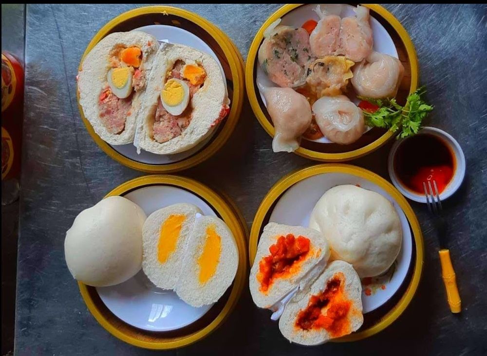 Từng vi&ecirc;n h&aacute; cảo trắng trong, lớp vỏ mềm dai &ocirc;m lấy phần nh&acirc;n đậm đ&agrave;; x&iacute;u mại th&igrave; b&eacute;o thơm, ăn k&egrave;m nước tương pha sa tế cay nhẹ c&agrave;ng bắt vị. Đ&acirc;y l&agrave; m&oacute;n kh&ocirc;ng qu&aacute; no nhưng lại rất hợp để vừa tr&uacute; mưa vừa nhẩn nha thưởng thức. Cảm gi&aacute;c mở nắp xửng, l&agrave;n kh&oacute;i n&oacute;ng phả l&ecirc;n mặt giữa tiết trời se lạnh khiến m&oacute;n ăn d&acirc;n d&atilde; n&agrave;y bỗng trở n&ecirc;n cuốn h&uacute;t lạ thường.