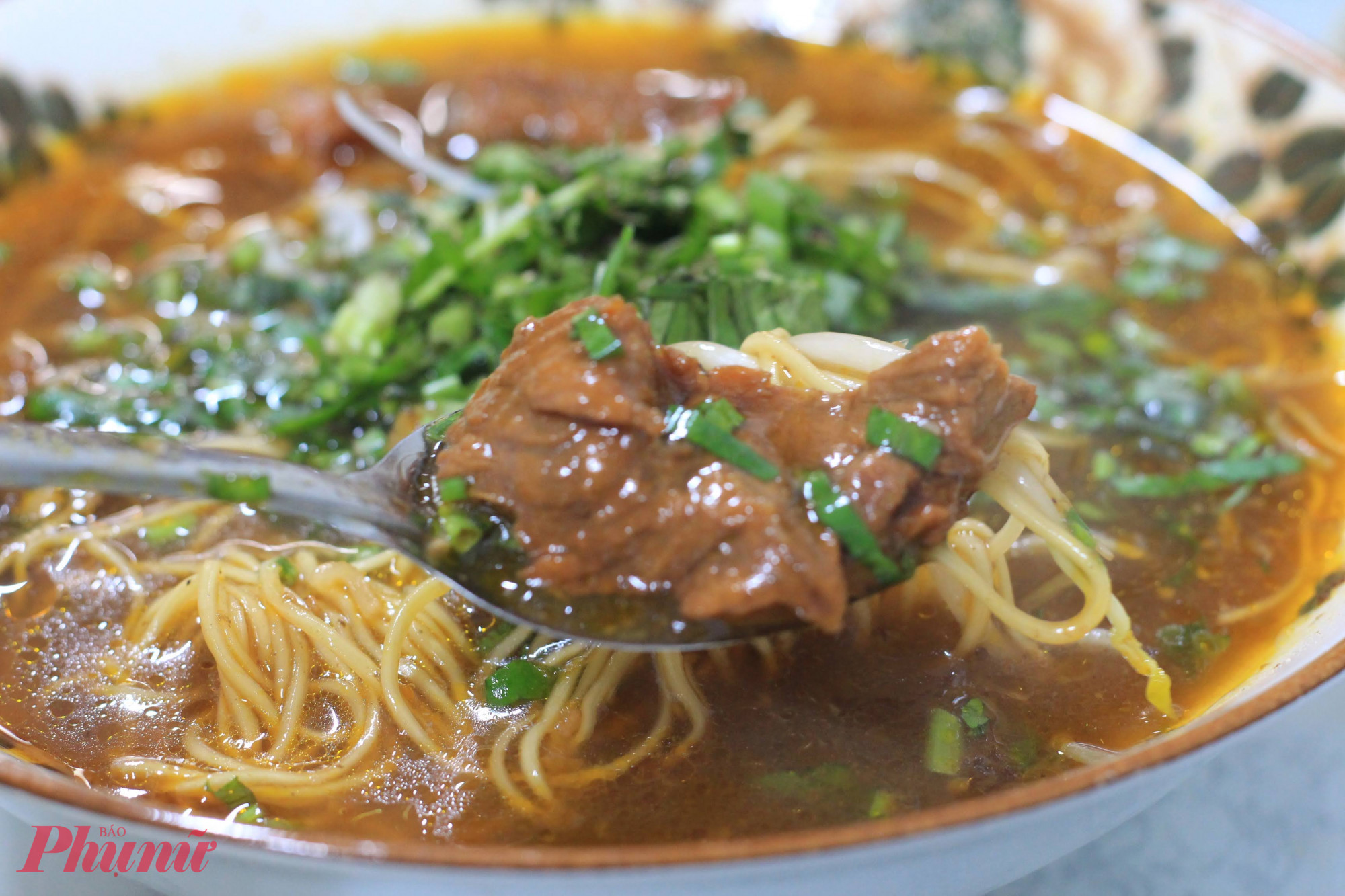  Những miếng b&ograve; hầm mềm, g&acirc;n dai vừa tới, c&agrave; rốt ngọt b&ugrave;i, ăn c&ugrave;ng sợi m&igrave; trứng v&agrave;ng &oacute;ng hoặc hủ tiếu dai mềm đều hợp. Chỉ cần th&ecirc;m ch&uacute;t sa tế, vắt miếng chanh, h&uacute;p muỗng nước n&oacute;ng l&agrave; thấy vị cay ấm lan dần. Đ&acirc;y l&agrave; kiểu m&oacute;n ăn trời c&agrave;ng mưa, c&agrave;ng khiến chiếc bụng thấy th&egrave;m một c&aacute;ch rất kh&oacute; cưỡng.