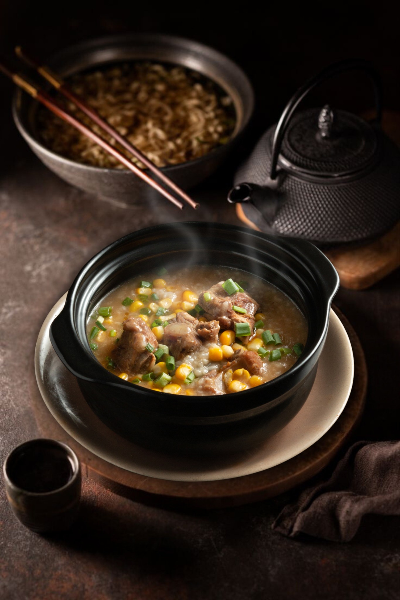 Giữa một buổi chiều S&agrave;i G&ograve;n mưa lất phất, kh&ocirc;ng &iacute;t người lại nhớ đến t&ocirc; ch&aacute;o sườn n&oacute;ng như một m&oacute;n ăn &ldquo;xoa dịu chiếc bụng&rdquo; rất hiệu quả. Ch&aacute;o được nấu nhuyễn mịn, s&aacute;nh vừa phải, phần gạo gần như tan hết n&ecirc;n khi m&uacute;c l&ecirc;n vẫn giữ độ mềm mượt, bốc kh&oacute;i nghi ng&uacute;t. Sườn non được hầm kỹ, ngọt thanh, đ&ocirc;i khi th&ecirc;m ch&uacute;t thịt băm, ruốc mặn hoặc quẩy gi&ograve;n để m&oacute;n ăn đậm vị hơn. C&aacute;i th&uacute; của ch&aacute;o sườn l&agrave; phải ăn l&uacute;c c&ograve;n thật n&oacute;ng, rắc th&ecirc;m ti&ecirc;u xay, h&agrave;nh l&aacute;, một ch&uacute;t ớt bột, từng muỗng đưa v&agrave;o miệng l&agrave; cảm gi&aacute;c ấm ran lan xuống tận bụng - Ảnh: Ch&aacute;o Sườn Ch&uacute; Chen