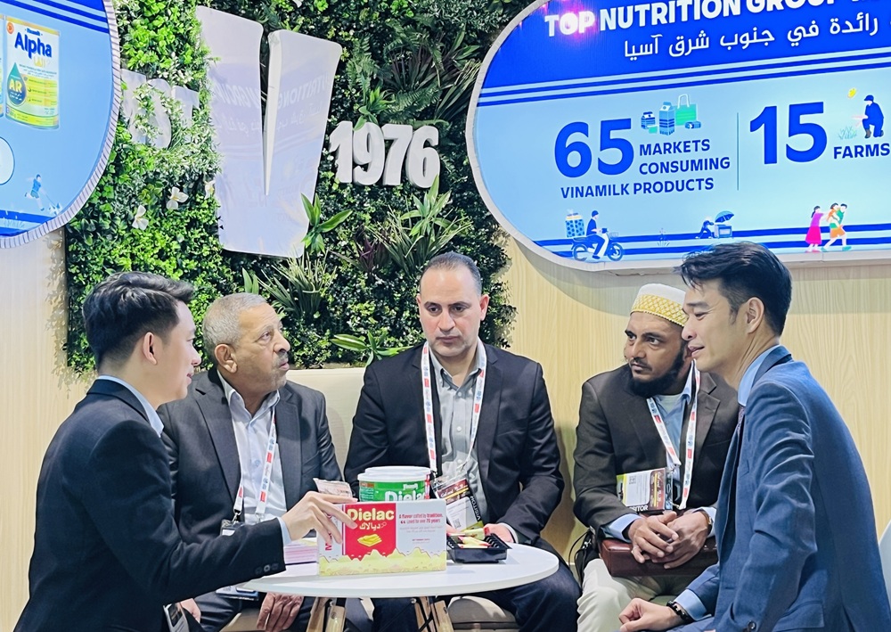 Vinamilk gặp gỡ đối t&aacute;c, x&uacute;c tiến thương mại tại Hội chợ Quốc tế về Thực phẩm v&agrave; Đồ uống Gulfood 2026 (tại Dubai) v&agrave;o th&aacute;ng 1/2026 v&agrave; vẫn đảm bảo c&aacute;c đơn h&agrave;ng xuất khẩu qua thị trường Trung Đ&ocirc;ng trong qu&yacute; I - Ảnh: Vi Nam