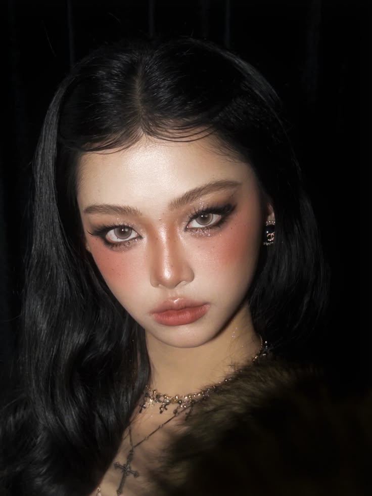 M&ocirc;i đỏ, m&aacute; hồng đậm l&agrave; đặc trưng của phong c&aacute;ch makeup n&agrave;y - Ảnh minh họa: Pinterest
