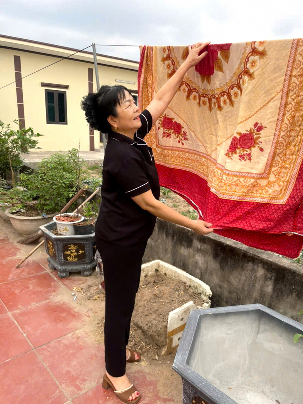 Mẹ t&aacute;c giả vui vẻ giặt drap, mền, chuẩn bị ph&ograve;ng chờ con trai về thăm nh&agrave; - Ảnh do t&aacute;c giả cung cấp