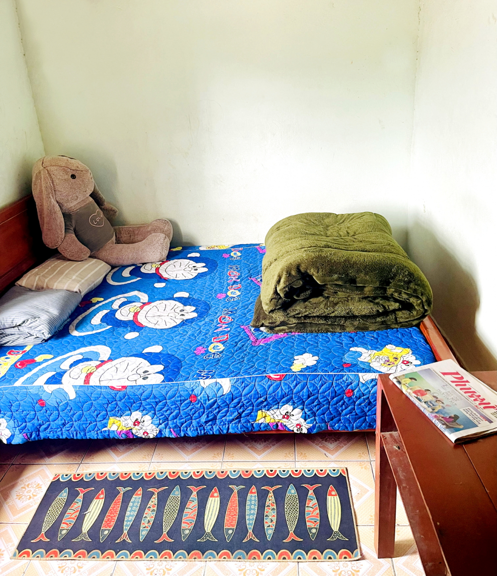 Chiếc chăn b&ocirc;ng của t&aacute;c giả vẫn được mẹ gấp gọn tr&ecirc;n đầu giường chờ ng&agrave;y con về - Ảnh do t&aacute;c giả cung cấp