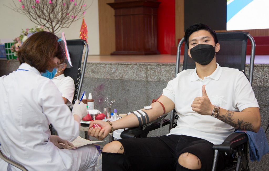 Cầu thủ Đo&agrave;n Văn Hậu, người mang tr&ecirc;n m&igrave;nh nhiều h&igrave;nh xăm thực hiện nghĩa cử cao đẹp