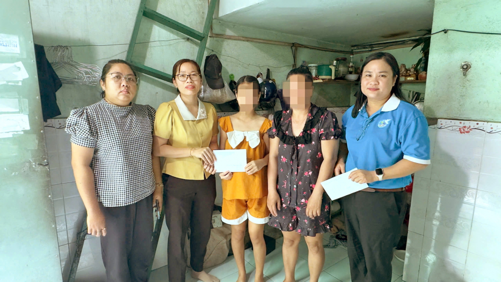 C&aacute;n bộ phường Thuận Giao hỗ trợ ban đầu cho gia đ&igrave;nh B.N. - Nguồn ảnh: Hội LHPN phường Thuận Giao