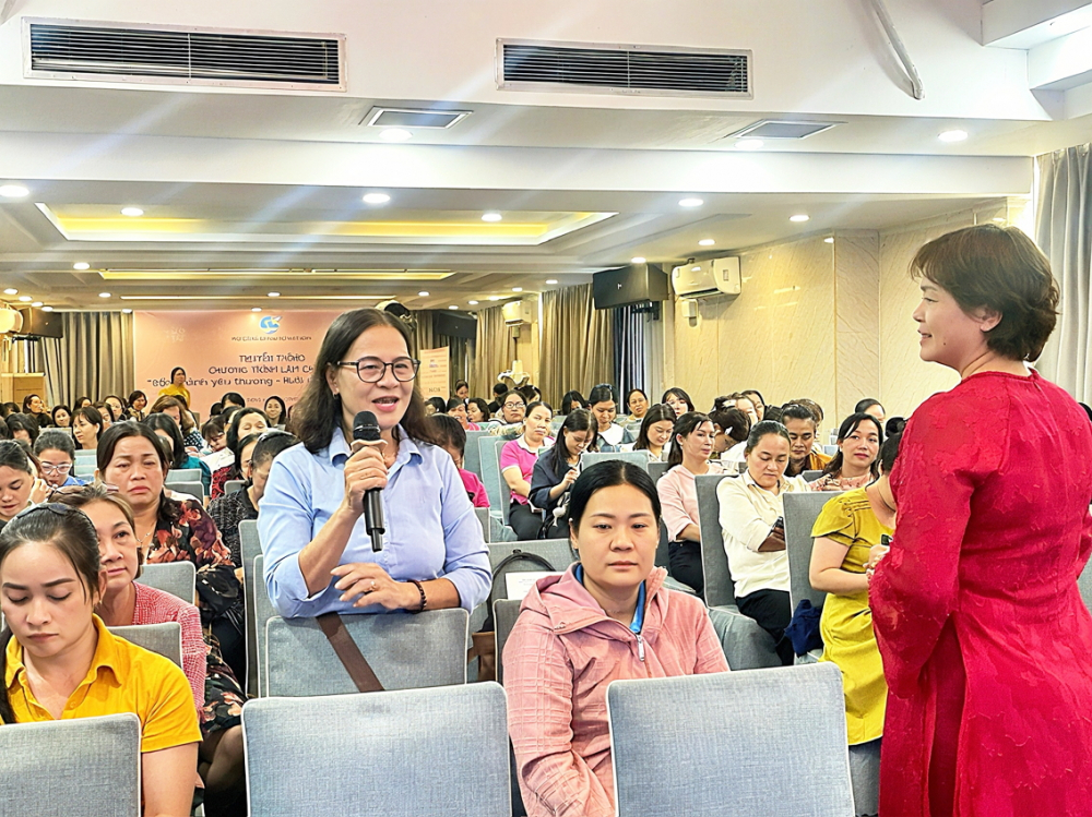 Nhiều chị em phụ nữ tham gia lớp học về x&acirc;y dựng gia đ&igrave;nh, nu&ocirc;i dạy con trong chương tr&igrave;nh &ldquo;Đồng h&agrave;nh y&ecirc;u thương - nu&ocirc;i dưỡng tương lai&rdquo; - ẢNH: DIỆU HIỀN