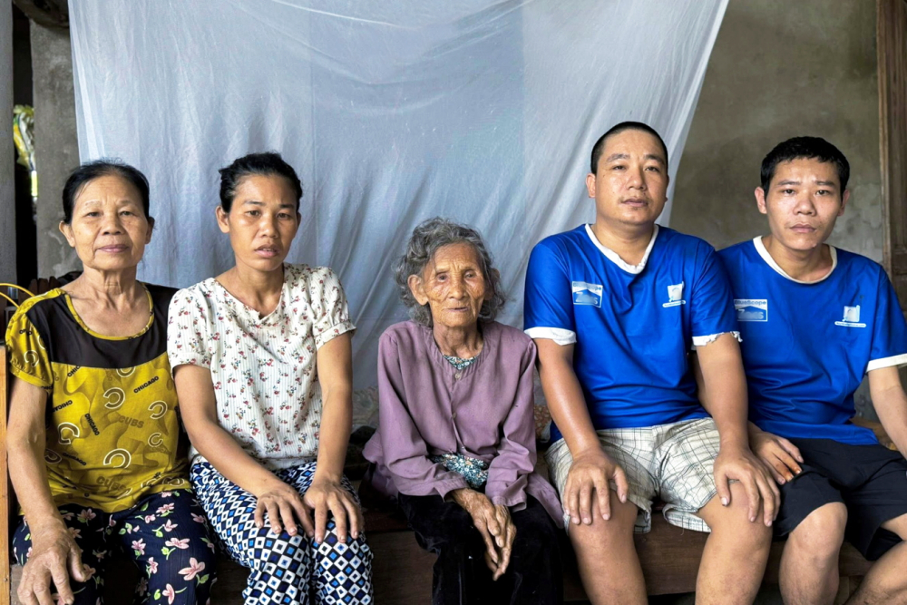 Chồng mất, b&agrave; Xu&acirc;n (b&igrave;a tr&aacute;i) phải một m&igrave;nh gồng g&aacute;nh nu&ocirc;i mẹ gi&agrave; v&agrave; 3 người con bị bệnh t&acirc;m thần 