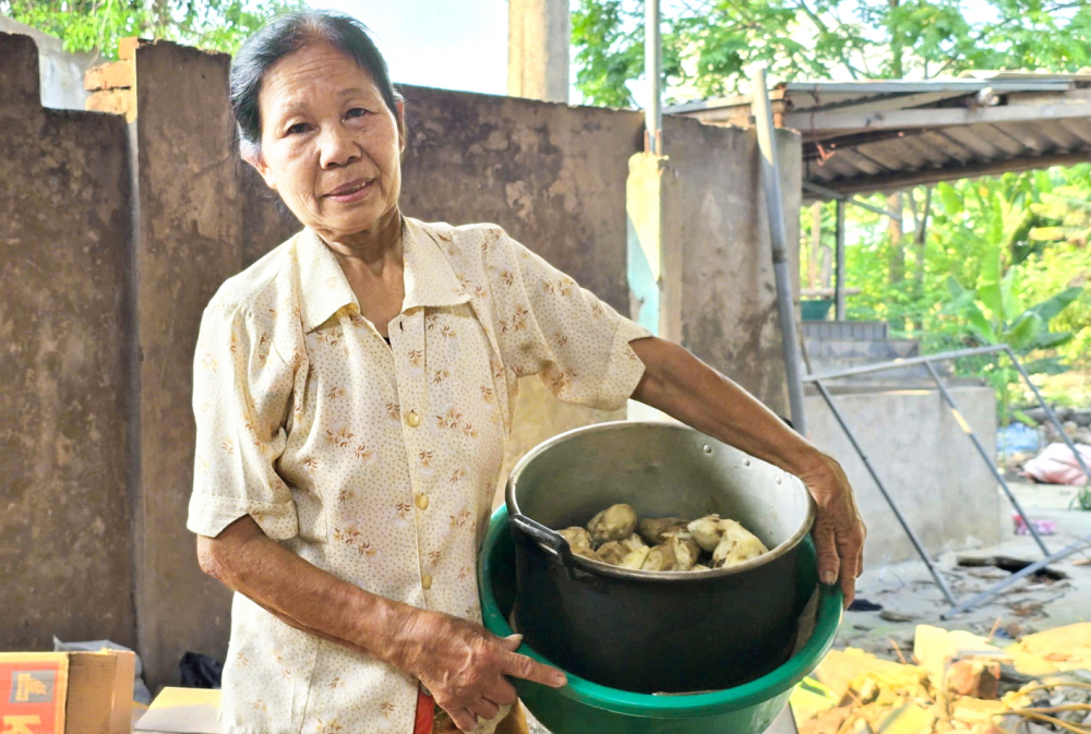 B&agrave; Xu&acirc;n b&ecirc;n rổ khoai luộc mưu sinh mỗi ng&agrave;y