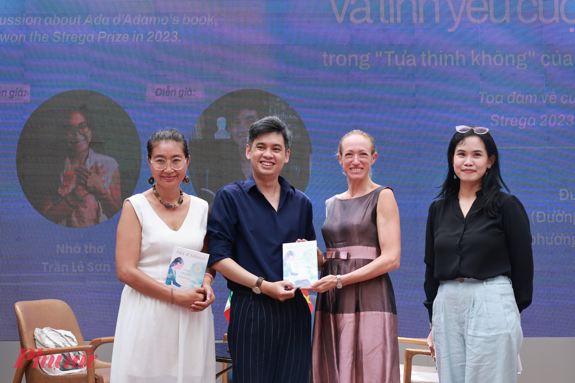 Nh&agrave; thơ Trần L&ecirc; Sơn &Yacute; v&agrave; nh&agrave; văn Huỳnh Trọng Khang chụp h&igrave;nh lưu niệm c&ugrave;ng b&agrave; b&agrave; Alessandra Tognonato (Tổng L&atilde;nh sự qu&aacute;n &Yacute; tại TPHCM)