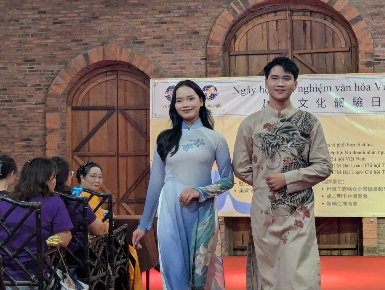 Những thiết kế t&aacute;i hiện &aacute;o d&agrave;i Việt Nam thu h&uacute;t kh&aacute;ch mời tham dự