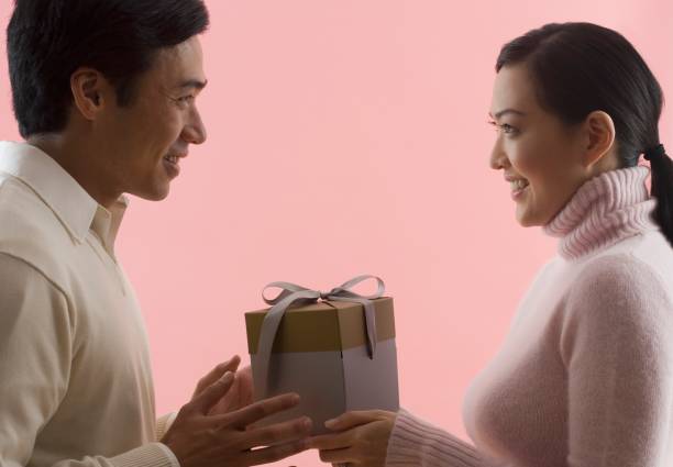 Qu&agrave; c&aacute;p đ&ocirc;i khi chỉ l&agrave; kỹ năng ti&ecirc;u tiền đ&uacute;ng dịp chứ kh&ocirc;ng đảm bảo một t&igrave;nh y&ecirc;u thật l&ograve;ng (ảnh: Getty Images)