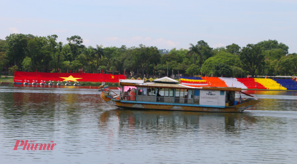 Người d&acirc;n v&agrave; du kh&aacute;ch thập phương đổ về dọc hai b&ecirc;n bờ k&egrave;, tr&ecirc;n cầu Trường Tiền, cầu Ph&uacute; Xu&acirc;n để thưởng l&atilde;m. Ai cũng muốn tự tay thả một đ&oacute;a đ&egrave;n xuống d&ograve;ng nước, gửi gắm t&acirc;m niệm về sức khỏe, hạnh ph&uacute;c cho gia đ&igrave;nh v&agrave; sự an lạc cho thế giới. Những chiếc thuyền rồng ngược xu&ocirc;i tr&ecirc;n s&ocirc;ng, mang theo tiếng tụng kinh trầm ấm v&agrave; nhạc lễ Phật gi&aacute;o, tạo n&ecirc;n một kh&ocirc;ng gian vừa trang nghi&ecirc;m, vừa huyền ảo
