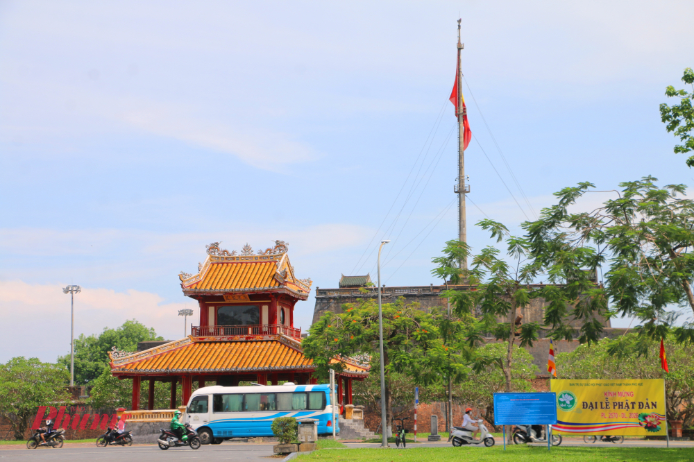 M&ugrave;a Phật đản b&ecirc;n d&ograve;ng S&ocirc;ng Hương kh&ocirc;ng chỉ c&oacute; lễ hội, m&agrave; c&ograve;n thấm s&acirc;u v&agrave;o nếp sống thường nhật của con người nơi đ&acirc;y. Trong những ng&agrave;y n&agrave;y, c&aacute;c gia đ&igrave;nh dọc hai b&ecirc;n bờ s&ocirc;ng đều lau dọn b&agrave;n thờ, treo cờ Phật kỳ v&agrave; đ&egrave;n lồng rực rỡ. 