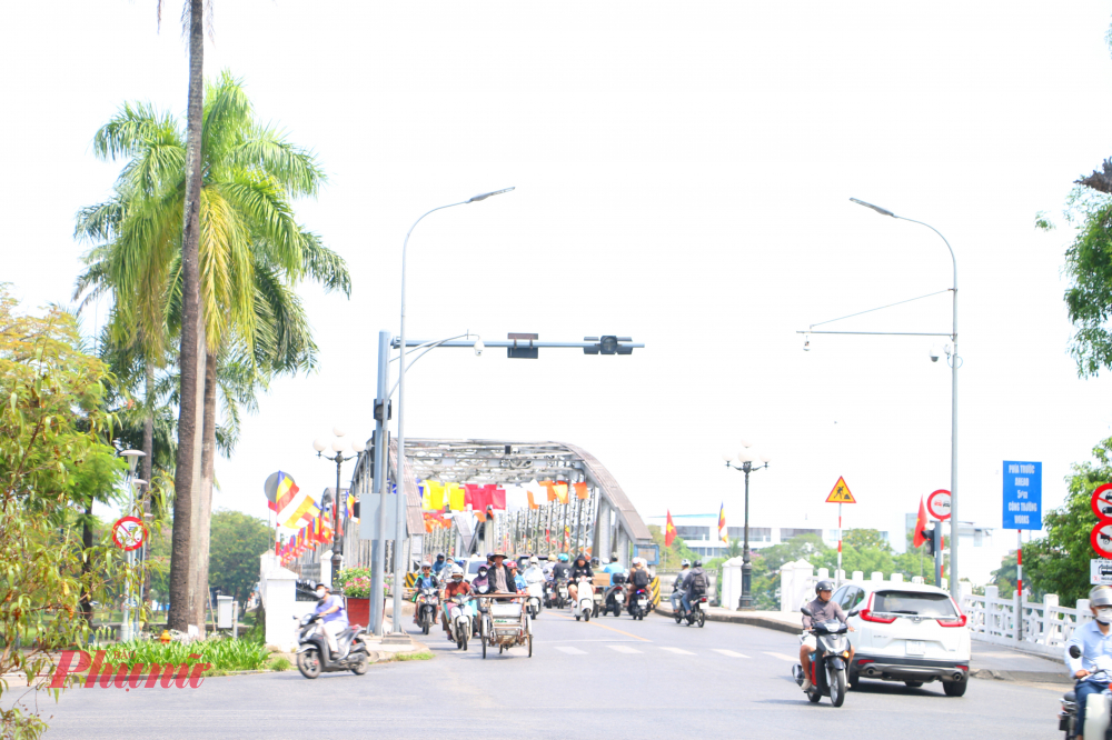 Lễ Phật đản b&ecirc;n d&ograve;ng S&ocirc;ng Hương nay đ&atilde; vượt tầm một lễ hội t&ocirc;n gi&aacute;o địa phương để trở th&agrave;nh một sản phẩm du lịch t&acirc;m linh đặc sắc, thu h&uacute;t đ&ocirc;ng đảo du kh&aacute;ch trong v&agrave; ngo&agrave;i nước