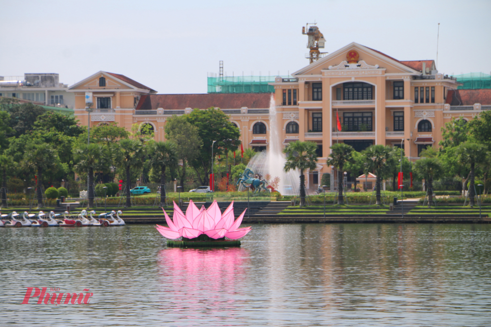 Về b&ecirc;n d&ograve;ng s&ocirc;ng Hương m&ugrave;a Phật đản sanh, ta kh&ocirc;ng chỉ được chi&ecirc;m ngưỡng một lễ hội rực rỡ sắc m&agrave;u, m&agrave; c&ograve;n l&agrave; một chuyến trở về với ch&iacute;nh m&igrave;nh, t&igrave;m lại sự b&igrave;nh y&ecirc;n trong t&acirc;m hồn giữa d&ograve;ng đời hối hả.