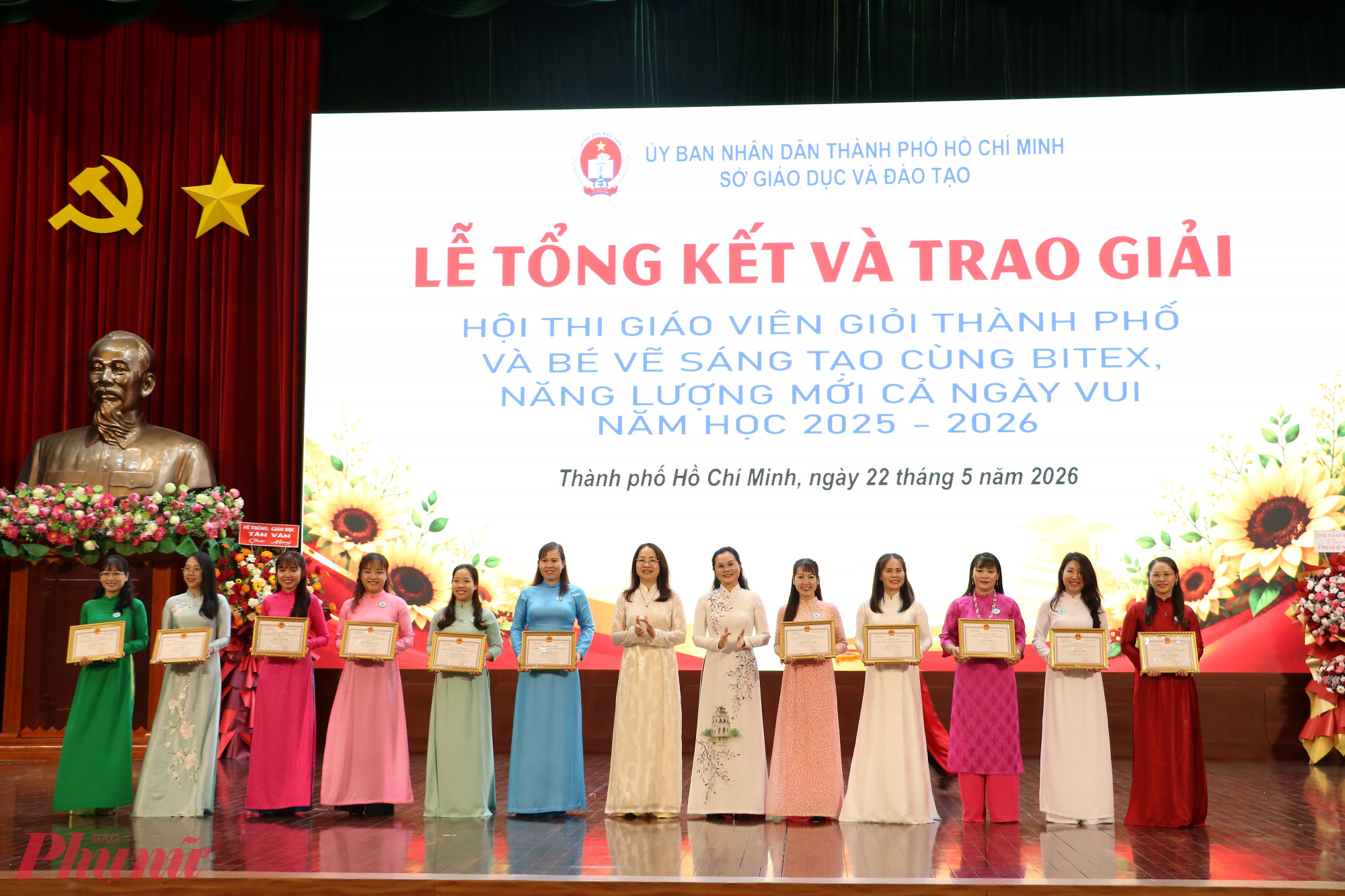 Ban tổ chức trao học bổng cho sinh vi&ecirc;n - Ảnh: BTC