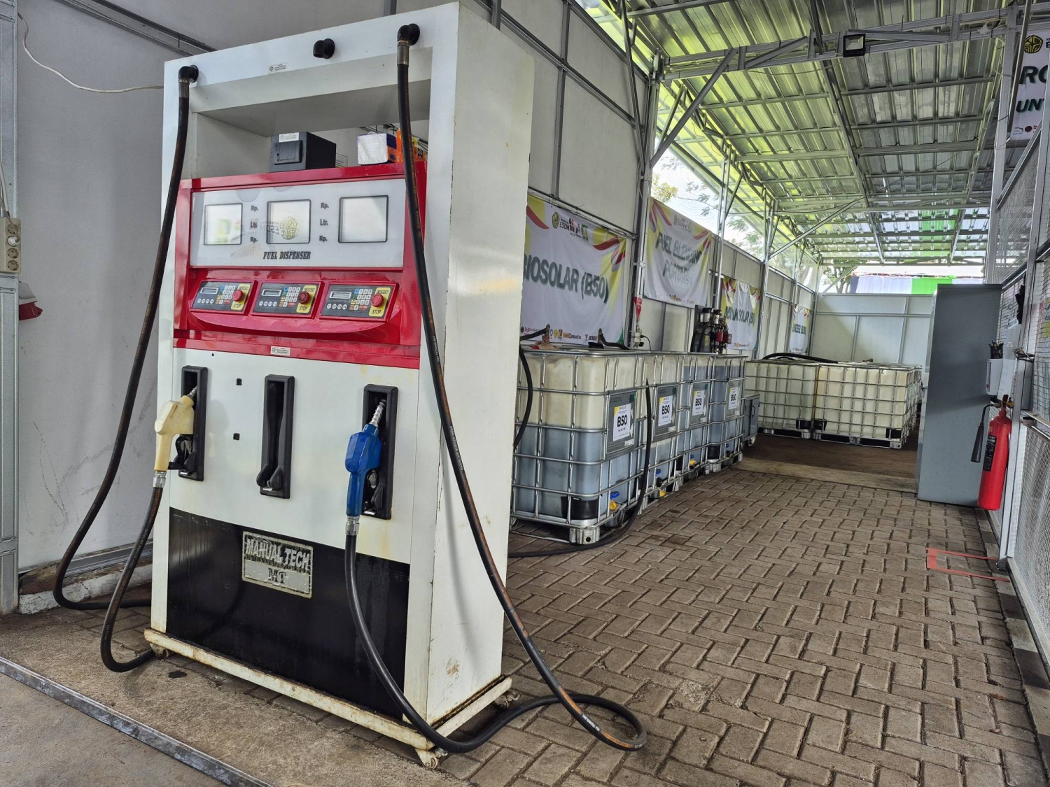 M&aacute;y bơm cho c&aacute;c phương tiện thử nghiệm nhi&ecirc;n liệu sinh học B50 tại thị trấn Lembang, tỉnh T&acirc;y Java,  Indonesia - Ảnh: BLOOMBERG