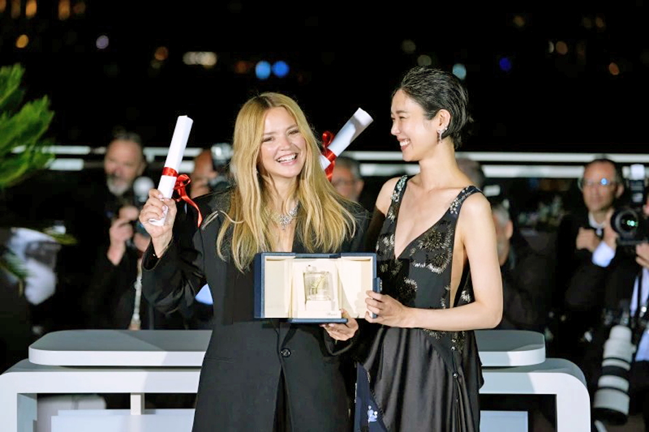 Virginie Efira (tr&aacute;i) v&agrave; Tao Okamoto (phải) c&ugrave;ng nhận giải Nữ diễn vi&ecirc;n ch&iacute;nh xuất sắc tại Li&ecirc;n hoan phim Cannes 2026