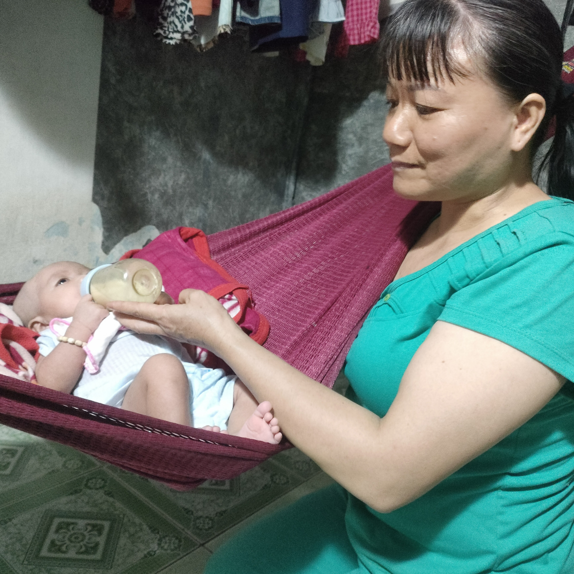 Rảnh rỗi, chị Từ Thanh My lại đến hướng dẫn D.B.N. v&agrave; mẹ em c&aacute;ch săn s&oacute;c em b&eacute; - Ảnh: Diệu Hiền 
