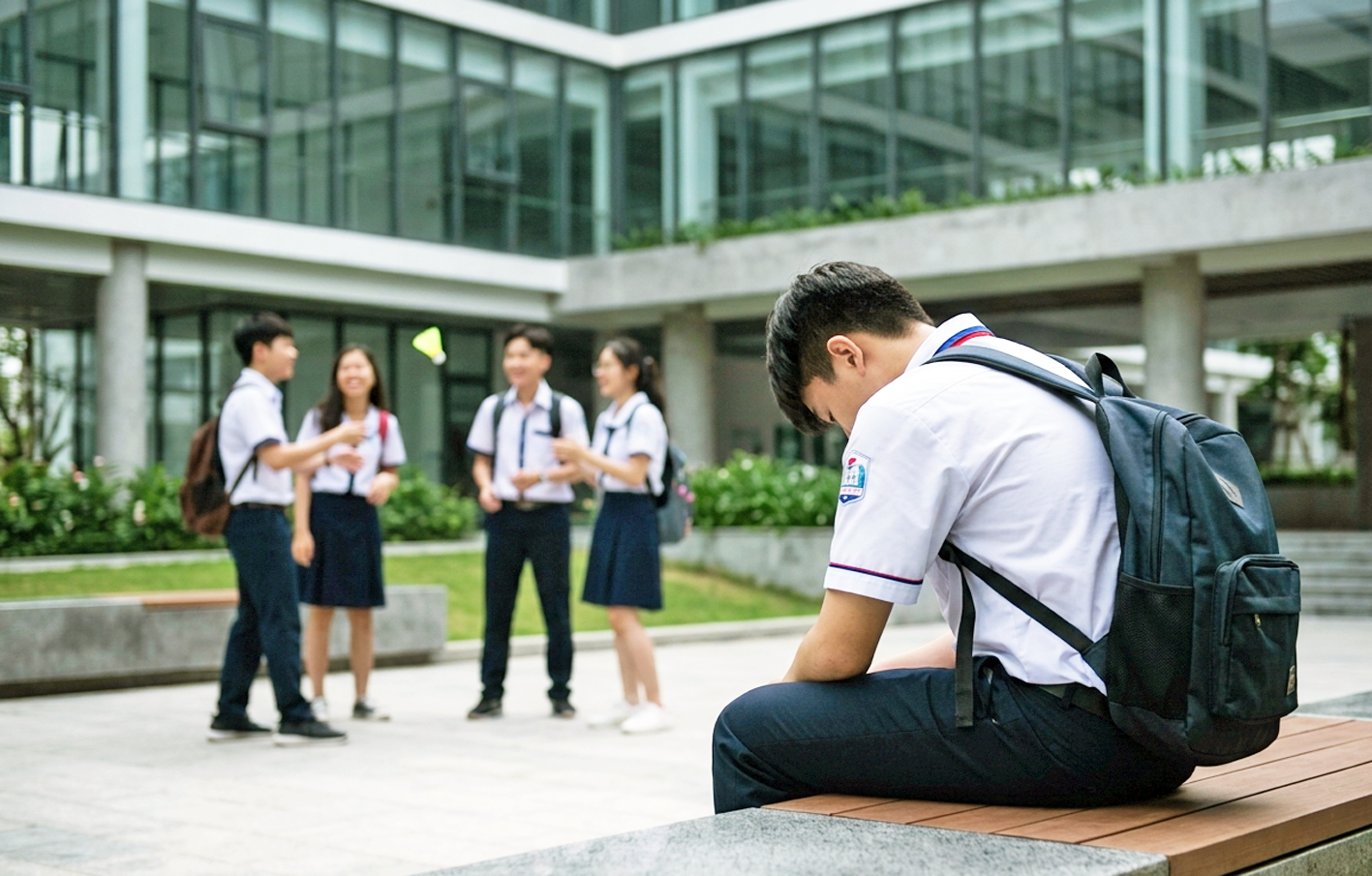C&aacute;c chuy&ecirc;n gia cho rằng muốn ngăn bạo lực học đường cần phải x&acirc;y dựng m&ocirc;i trường học đường thực sự an to&agrave;n - Ảnh minh họa do tr&iacute; tuệ nh&acirc;n tạo (AI) vẽ