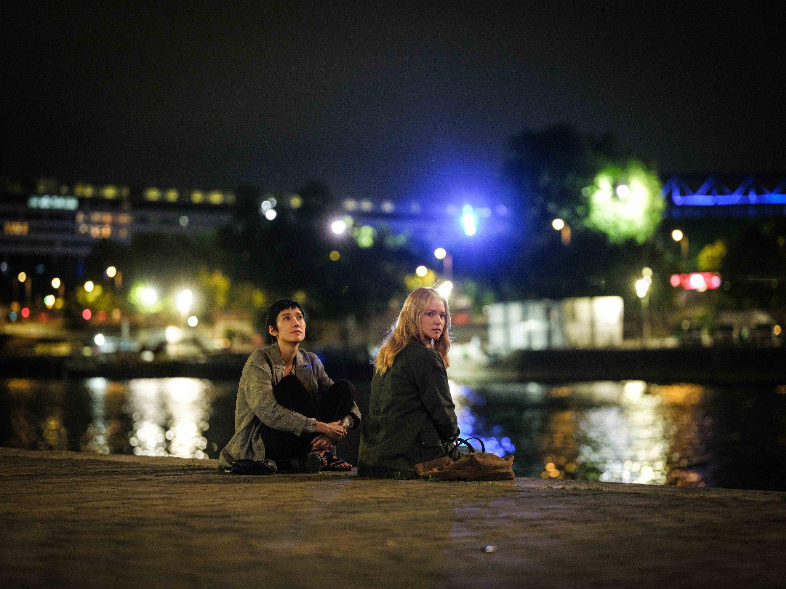 1.Tao Okamoto (tr&aacute;i) v&agrave; Virginie Efira (phải) trong phim All of a sudden