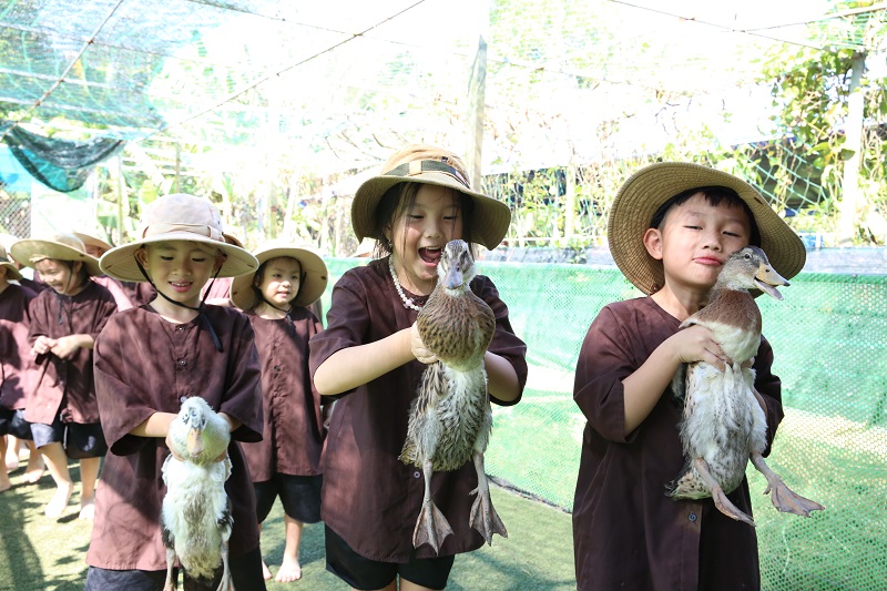 Trẻ em th&iacute;ch th&uacute; khi được l&agrave;m n&ocirc;ng d&acirc;n - Ảnh: fanpage n&ocirc;ng trại
