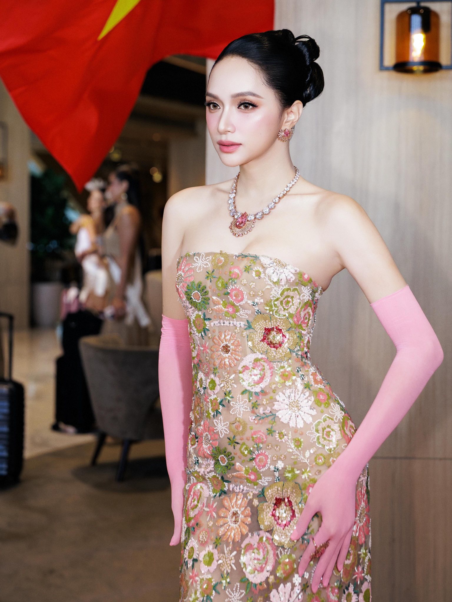 Nhiều người nhận x&eacute;t gu thời trang của Hương Giang tại cuộc thi lần n&agrave;y được cải thiện đ&aacute;ng kể so với thời điểm thi Hoa hậu Ho&agrave;n vũ, diễn ra th&aacute;ng 11 năm ngo&aacute;i, cũng diễn ra tại Th&aacute;i Lan.