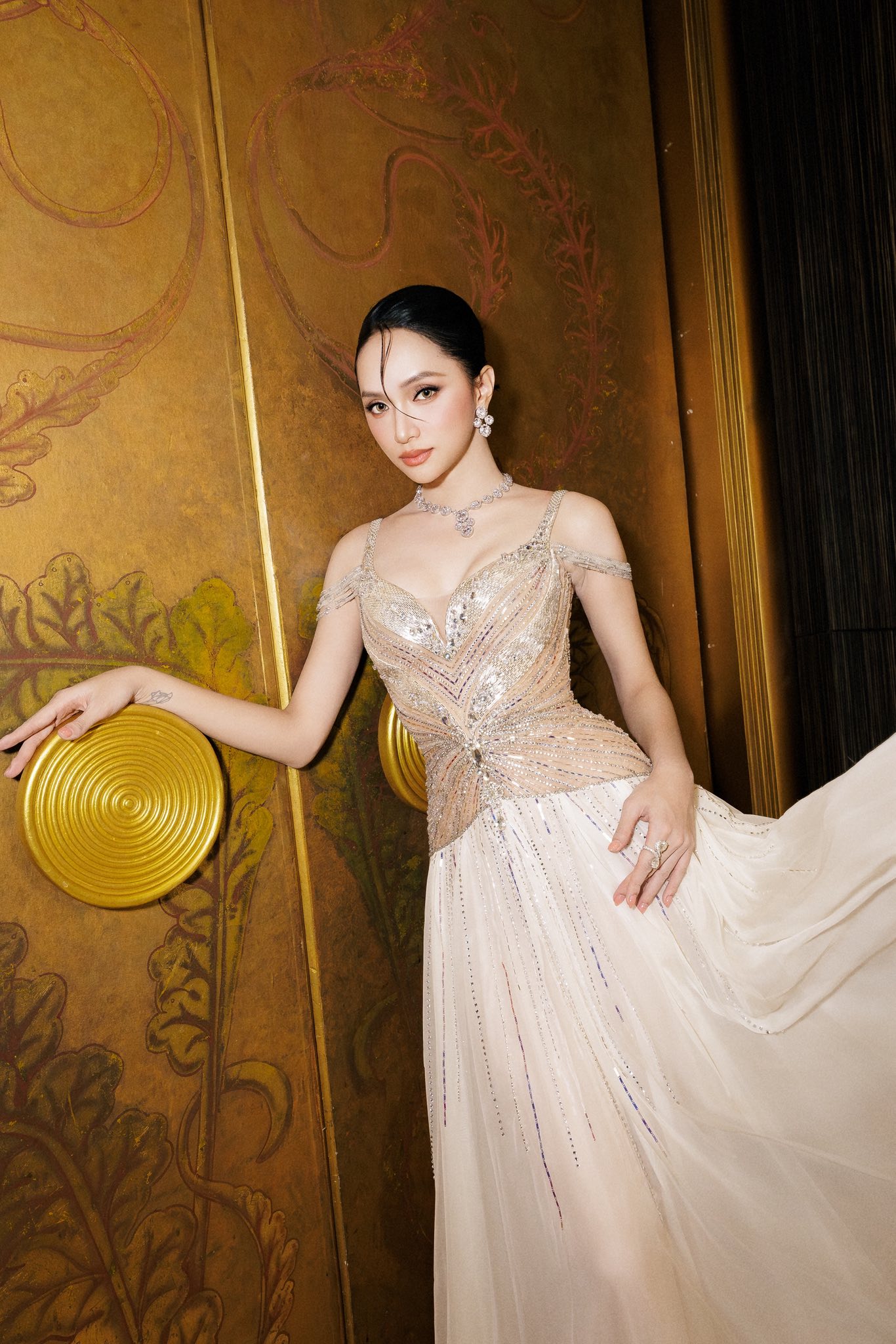 Hương Giang ghi điểm với thiết kế t&ocirc;ng trắng pha &aacute;nh bạc của NTK Thượng Gia Kỳ. 