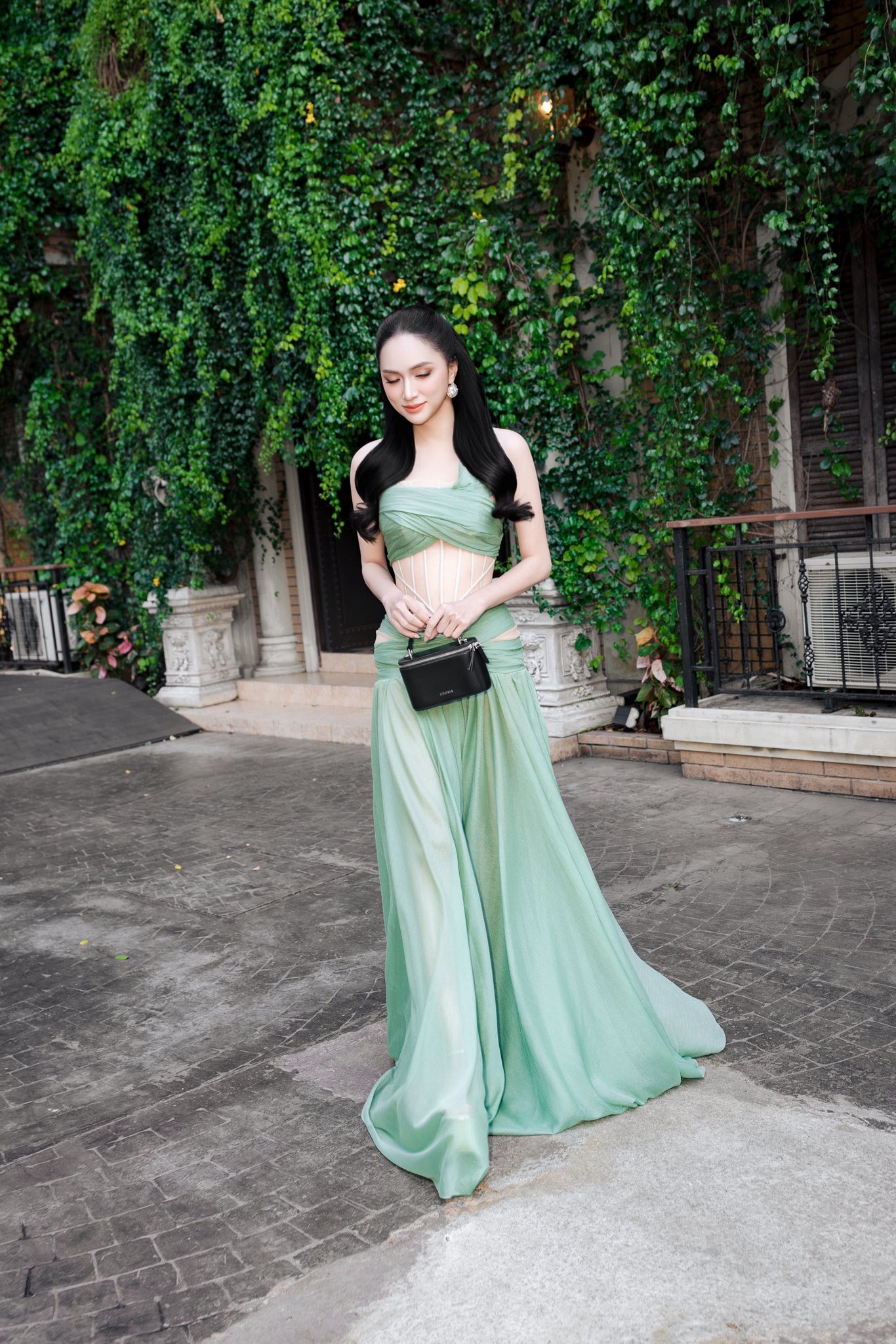 Hoa hậu mang đến phong c&aacute;ch nữ t&iacute;nh, quyến rũ với chiếc đầm m&agrave;u xanh pastel của NTK Duy Trần. Tr&ecirc;n tay Hương Giang l&agrave; mẫu t&uacute;i 