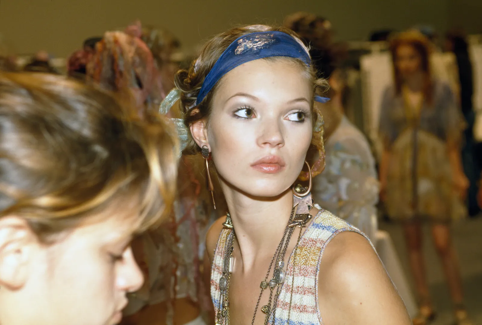 Kate Moss v&agrave; kiểu ch&acirc;n m&agrave;y si&ecirc;u mảnh từng 'l&agrave;m mưa l&agrave;m gi&oacute;' thập ni&ecirc;n 90