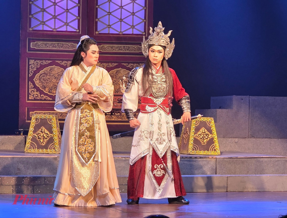 Trọng Nhân trong vai Khương Linh Tá (phải)