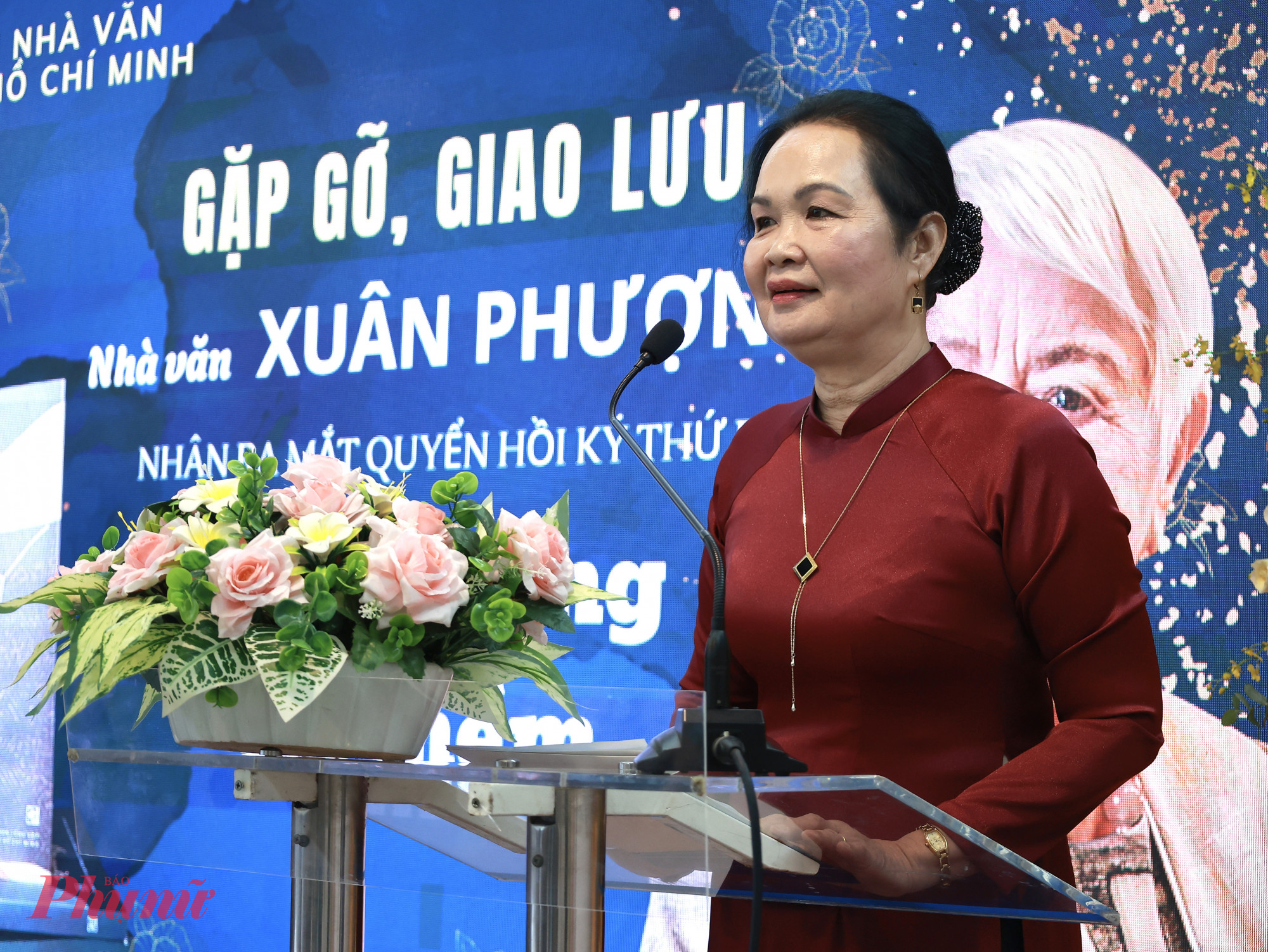 Nh&agrave; văn B&iacute;ch Ng&acirc;n ph&aacute;t biểu tại sự kiện