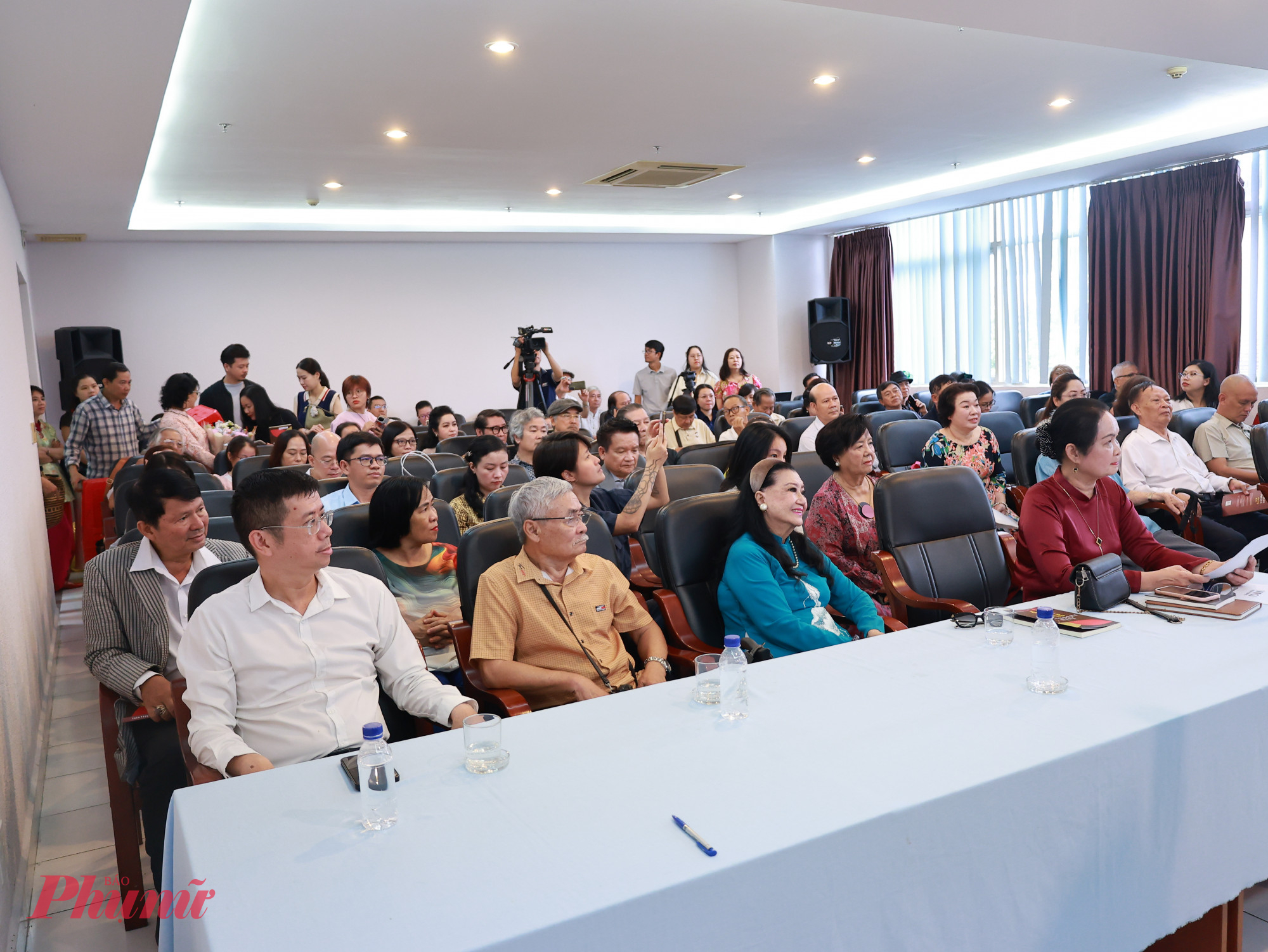 Đ&ocirc;ng đảo kh&aacute;n giả đến tham dự buổi giao lưu v&agrave; ra mắt