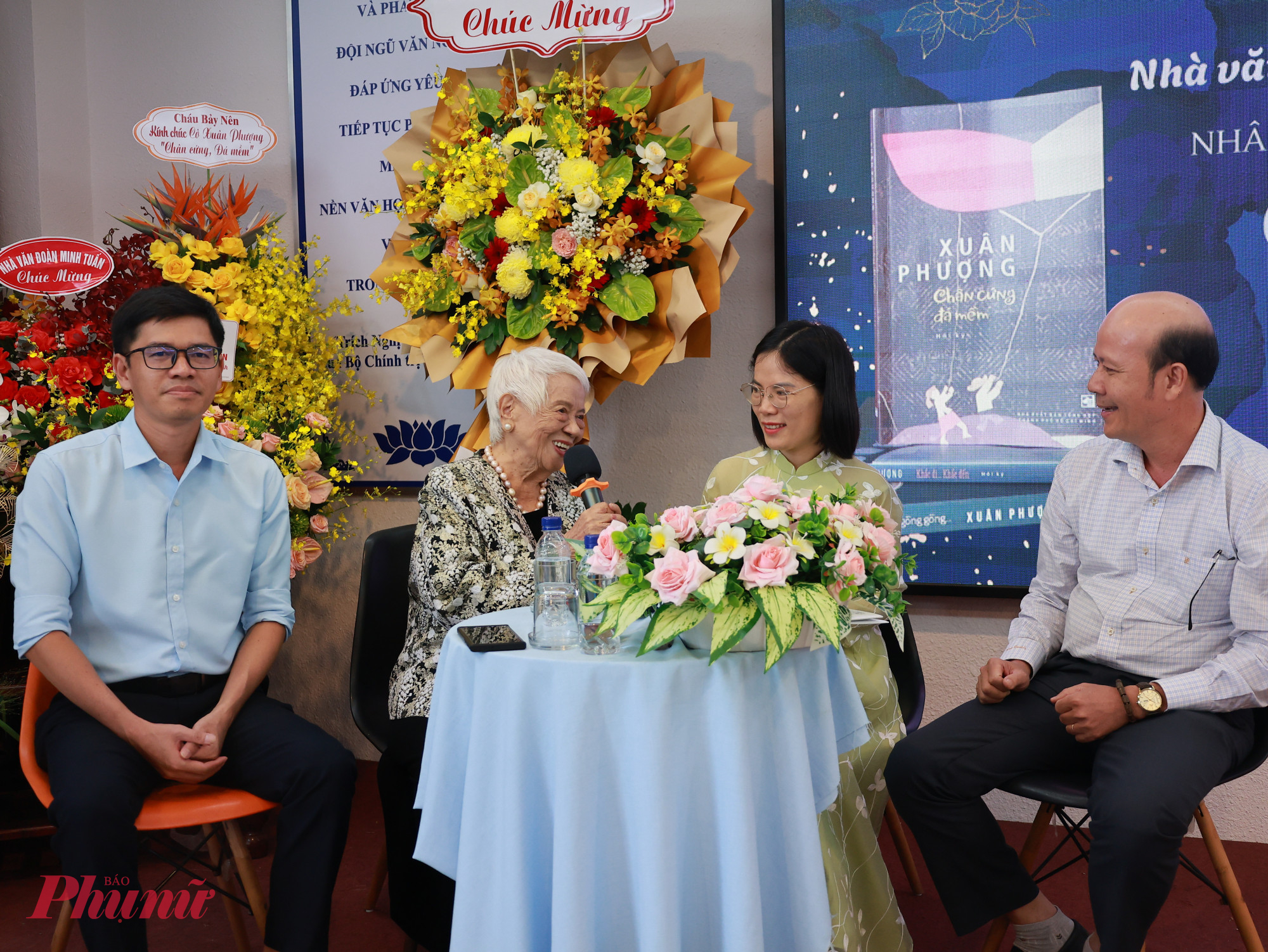 Buổi giao lưu diễn ra trong kh&ocirc;ng kh&iacute; ấm &aacute;p v&agrave; th&acirc;n mật