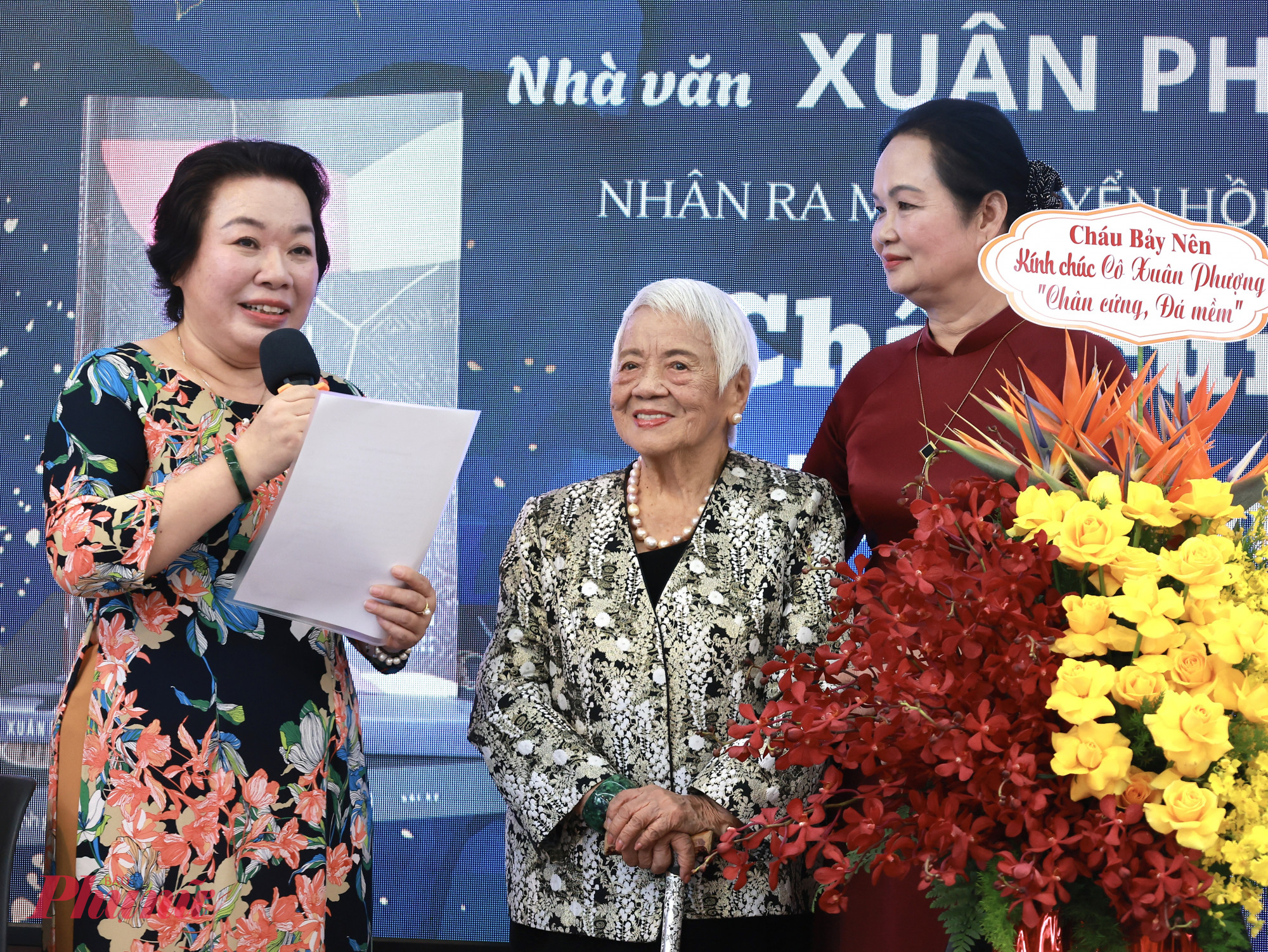 &Ocirc;ng Nguyễn Văn N&ecirc;n đ&atilde; gửi thư v&agrave; hoa ch&uacute;c mừng b&agrave; Xu&acirc;n Phượng